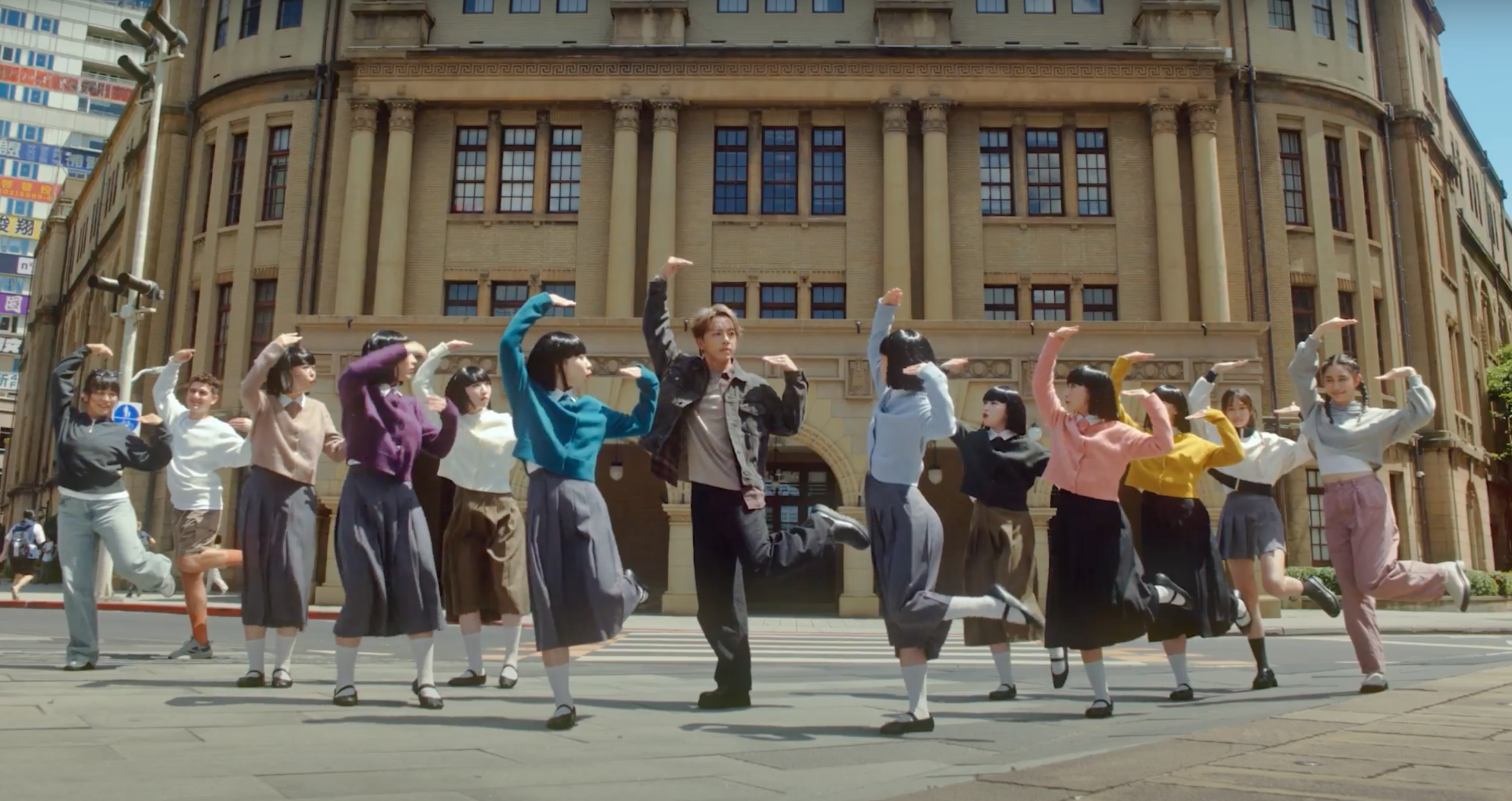 坤達以客串身份，在GU的10週年形象影片中現身舞出台味舞蹈。（GU Taiwan提供）