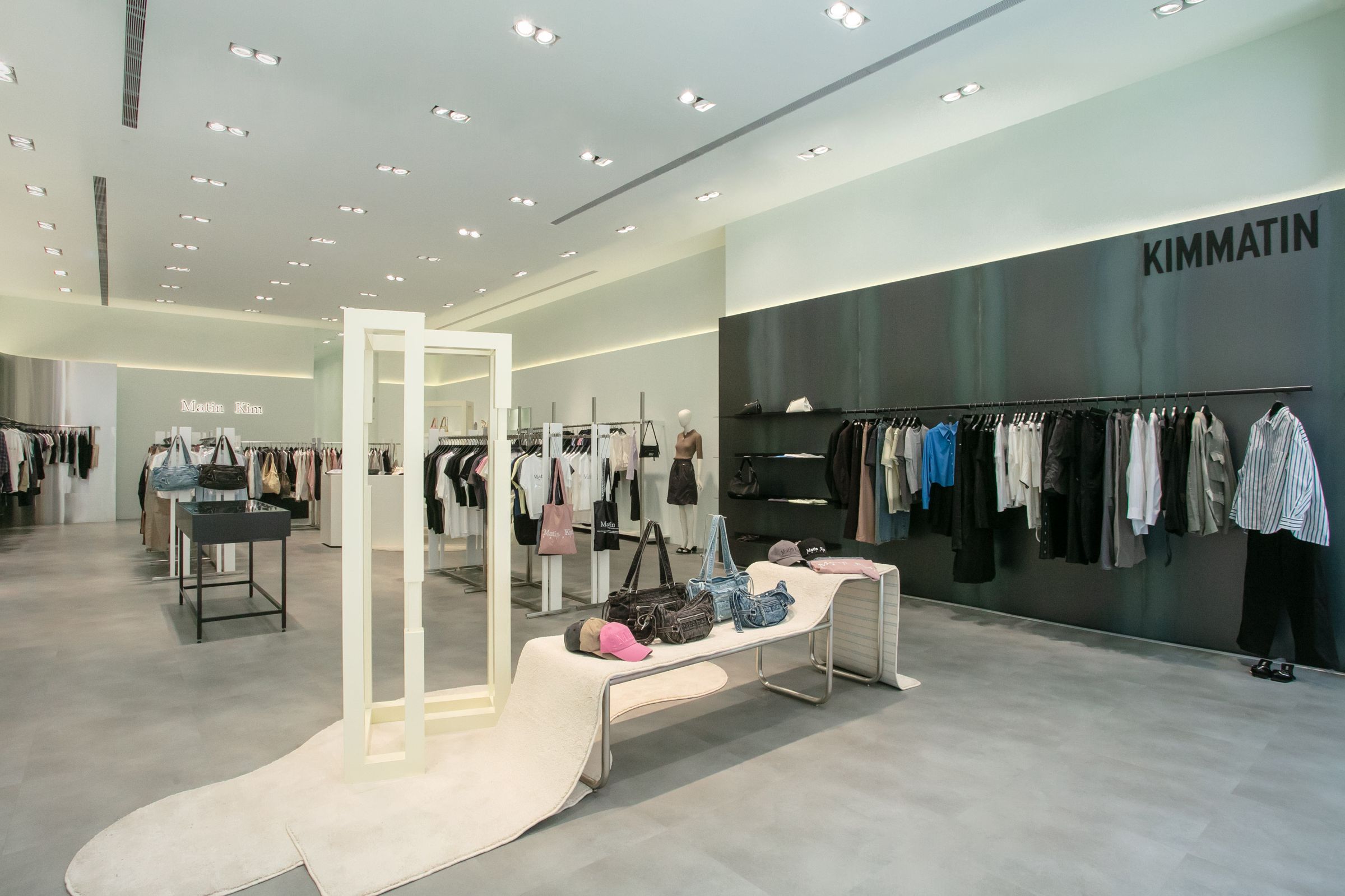 黑色牆面前展示的即為首次登台的高端系列KIMMATIN。（Matin Kim提供）