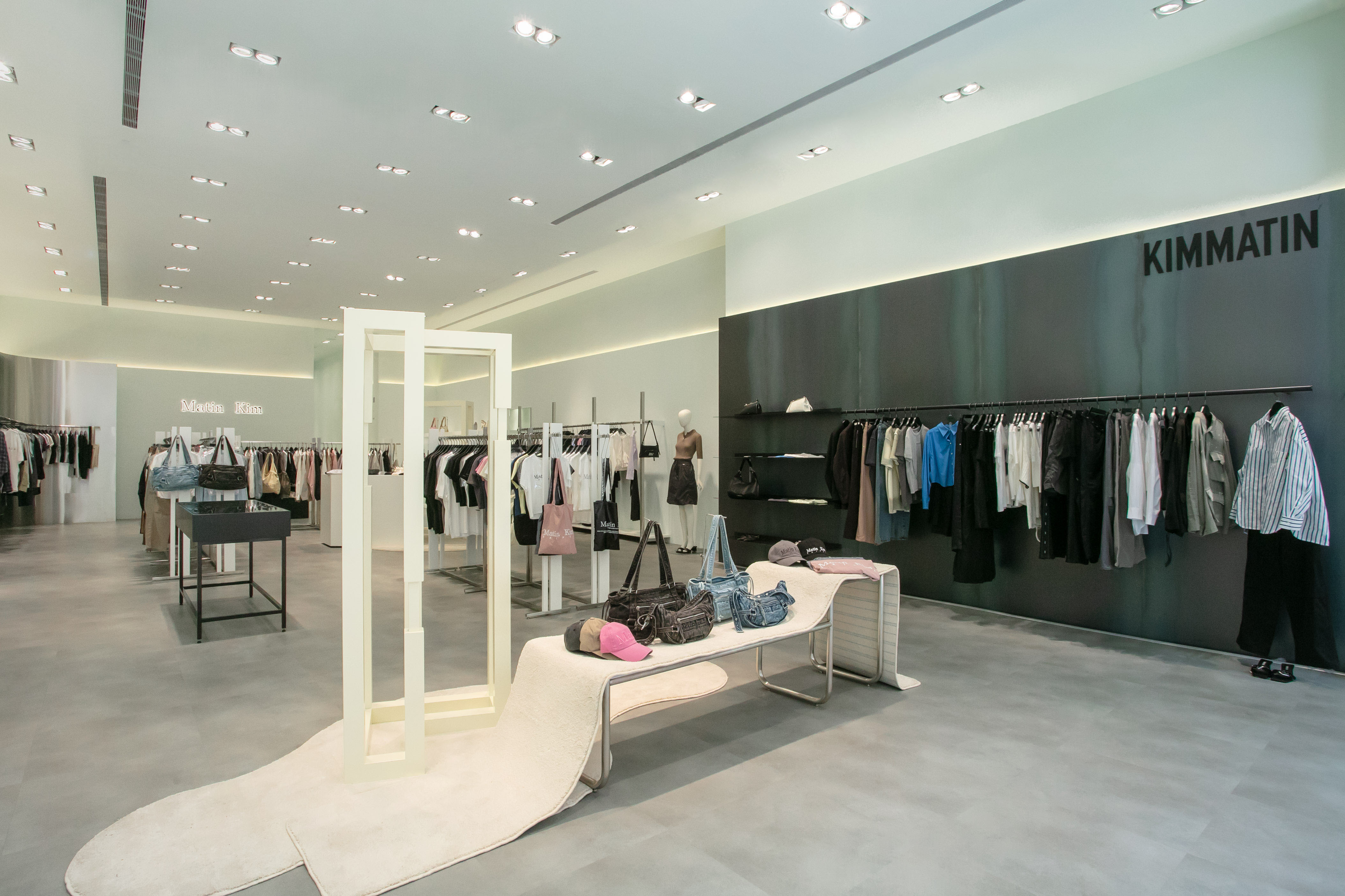 黑色牆面前展示的即為首次登台的高端系列KIMMATIN。（Matin Kim提供）