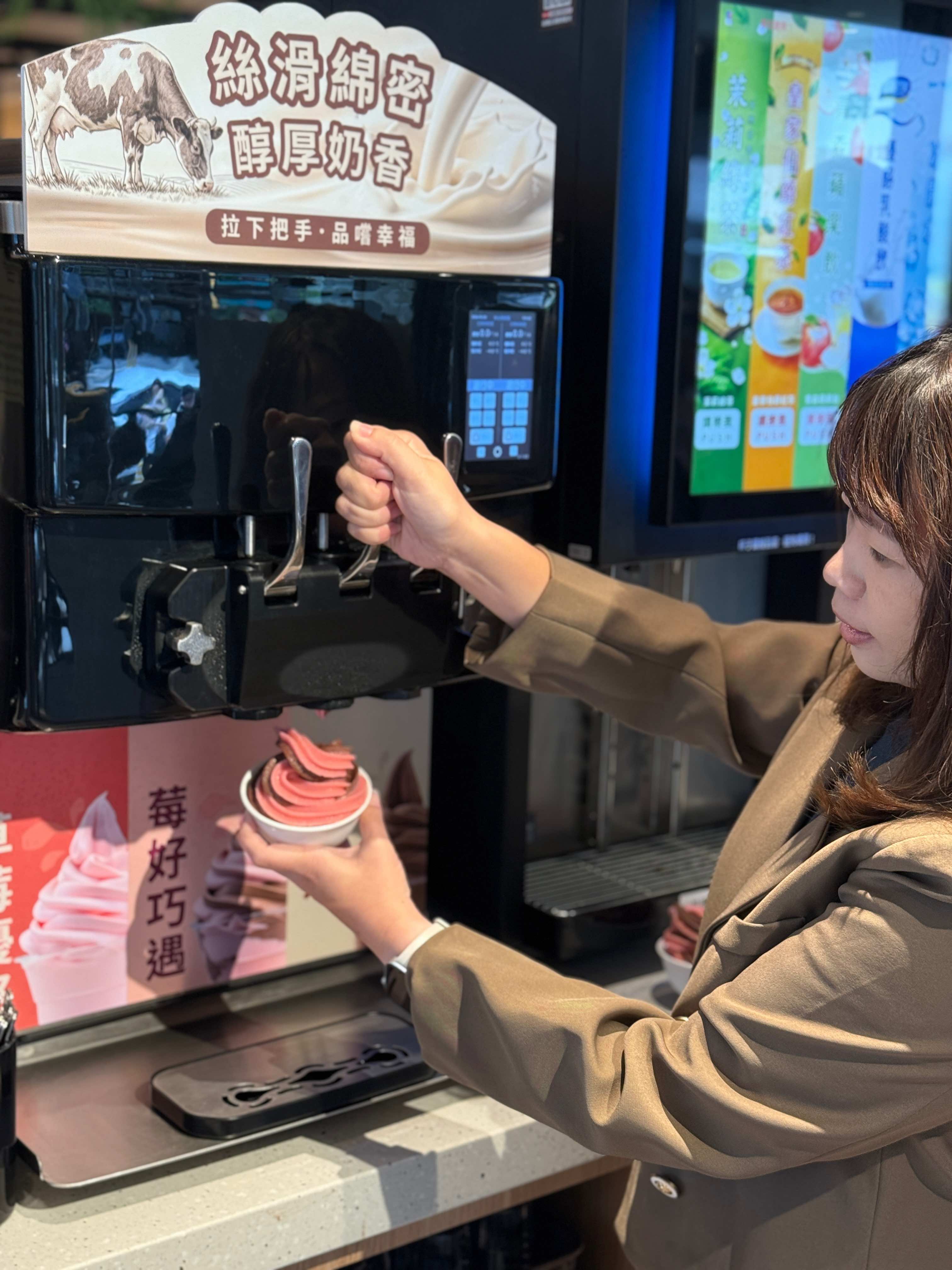 自助吧全新升級,提供草莓優格、巧克力、草莓巧克力、經典牛奶、桂圓及牛奶桂圓共6種霜淇淋口味。