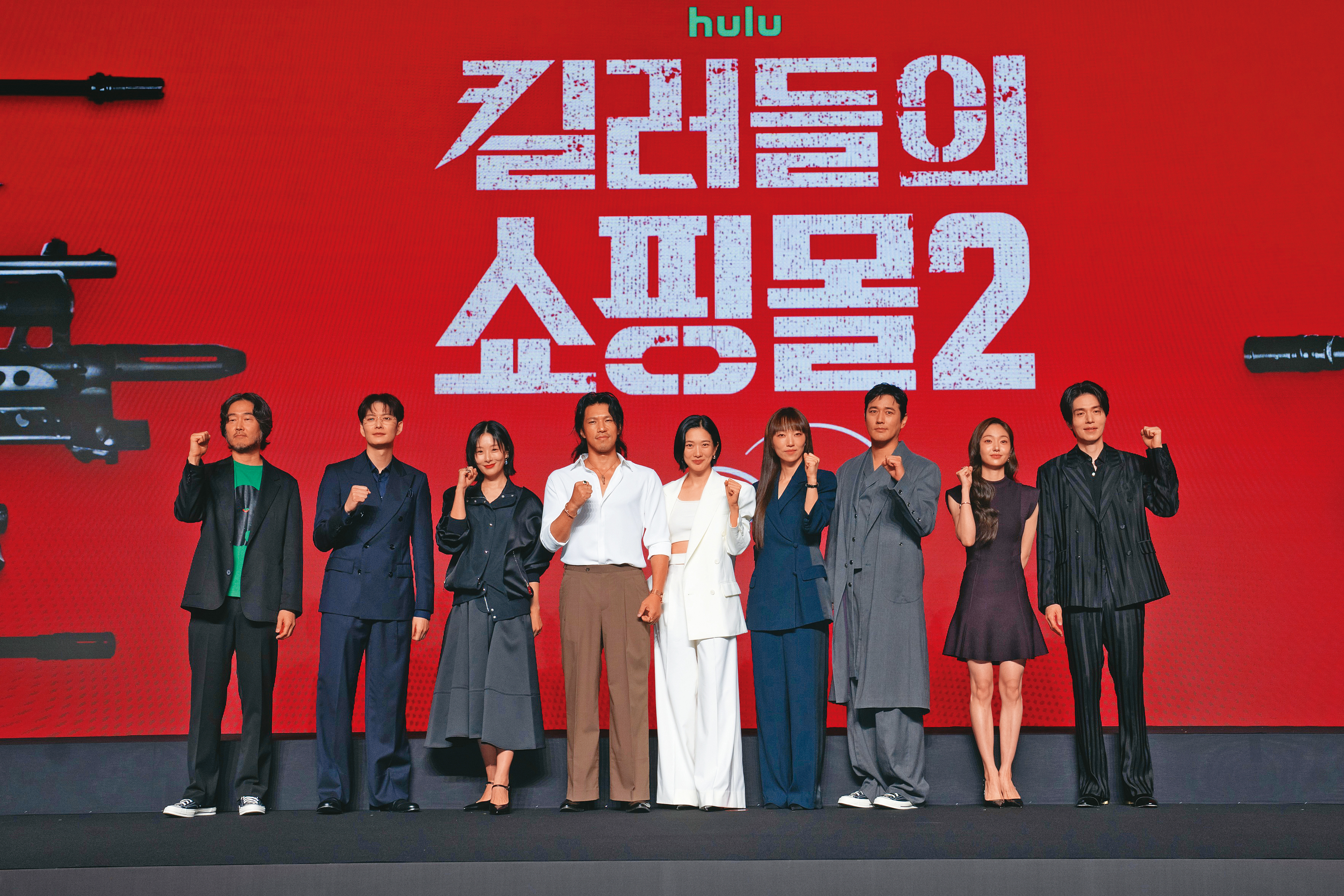 《殺人者購物中心2》加入日本演員岡田將生(左二)與玄理(左三),提高作品在日本的關注度。(Disney+提供)