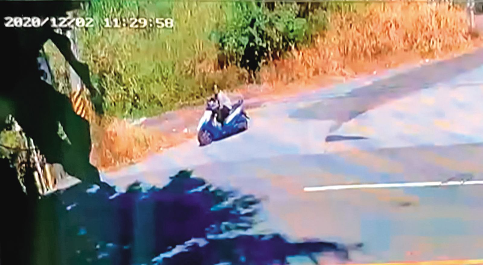 陳信凱棄屍後，把推車、行李箱通通丟棄，下山時機車後方空無一物。（翻攝畫面）