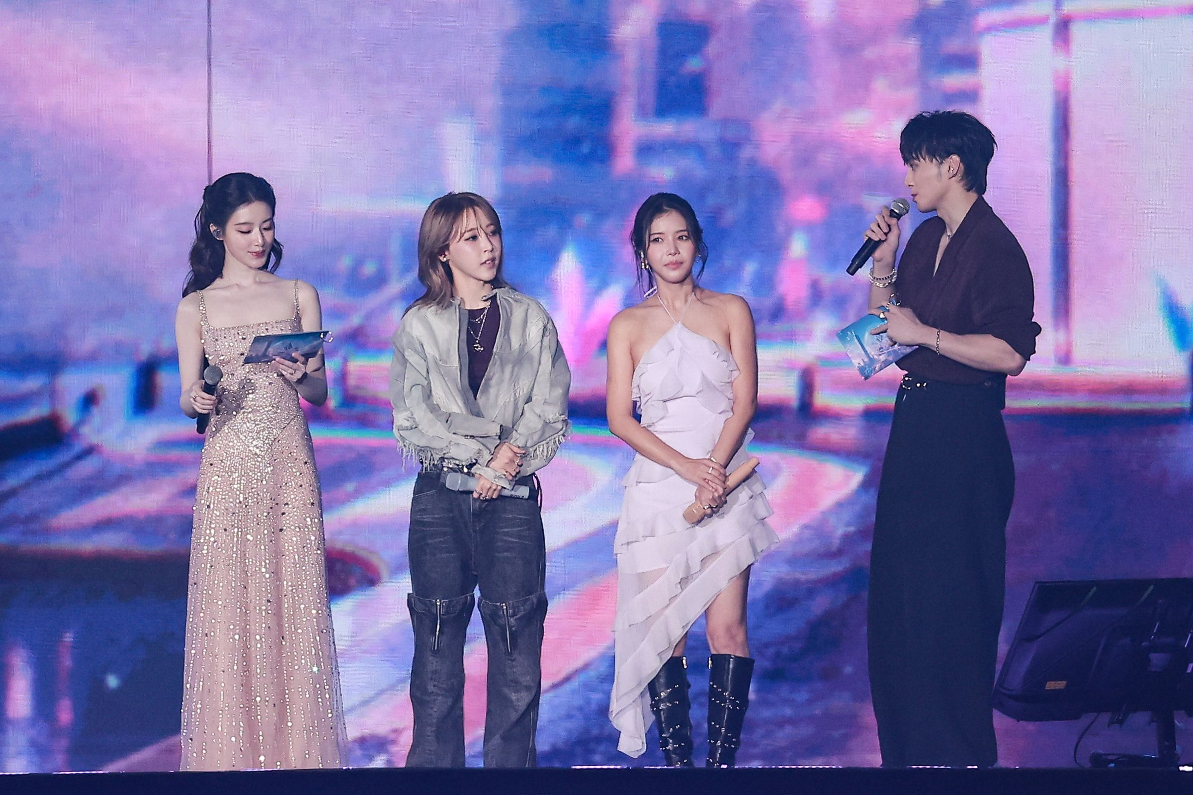頌樂和玟星宣傳MAMAMOO 將在11月28、29日舉辦演唱會,期待見到大家,其實兩場門票已完售。(讀者提供)