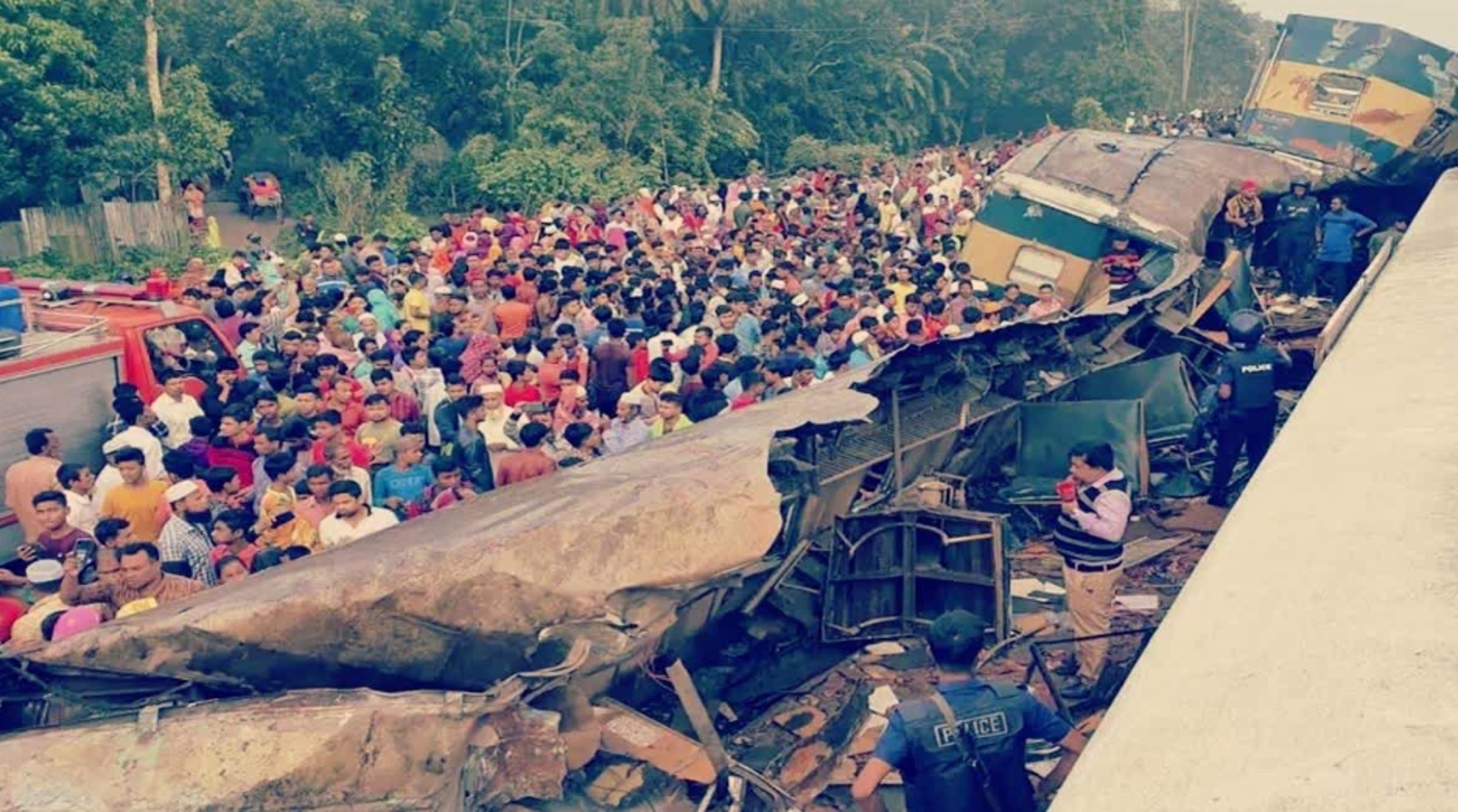孟加拉首都達卡發生一起嚴重火車對撞意外，至今15人死亡、至少上百人受傷。（翻攝自ETV Bharat網站）