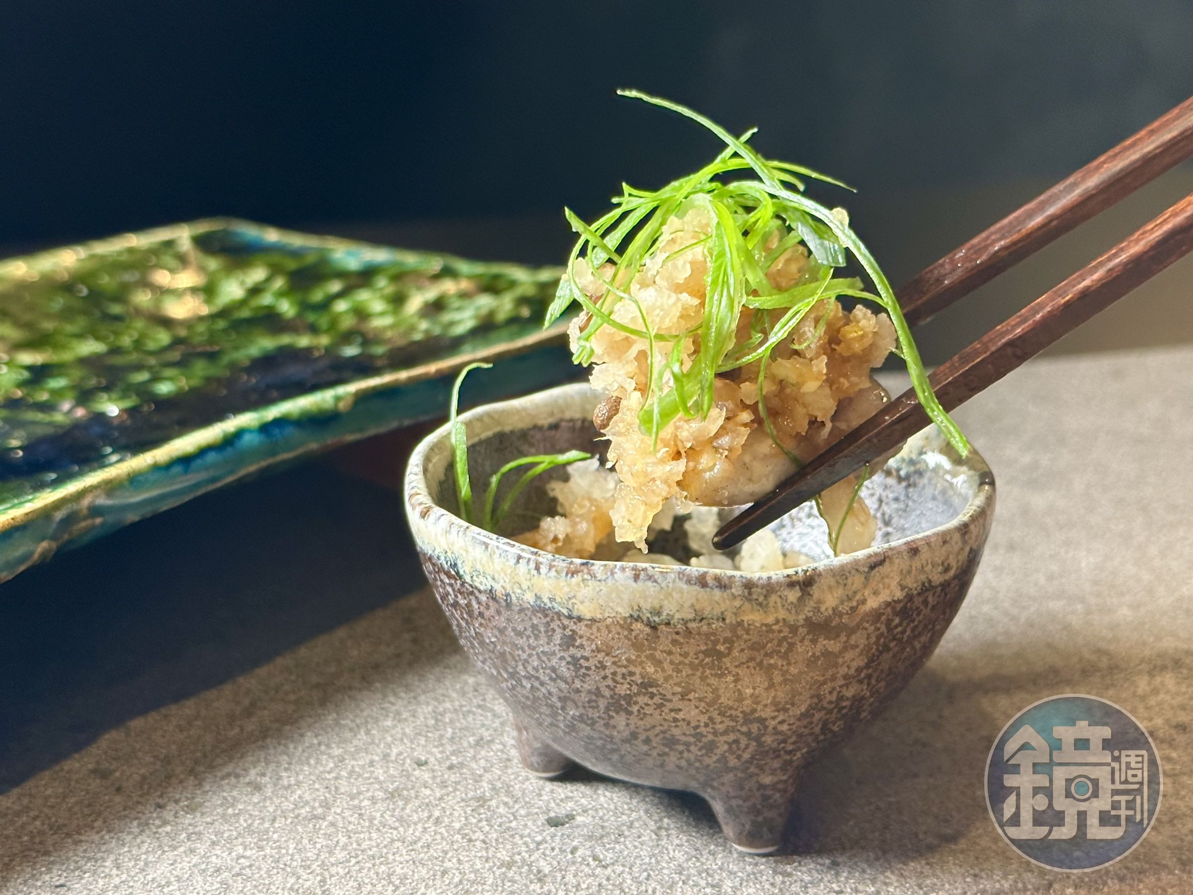 籠燒後的雞胸、雞腿肉,外熟內生,搭配蔥絲、椪醋,有點像在吃炙燒生魚片。(晚間套餐菜色)