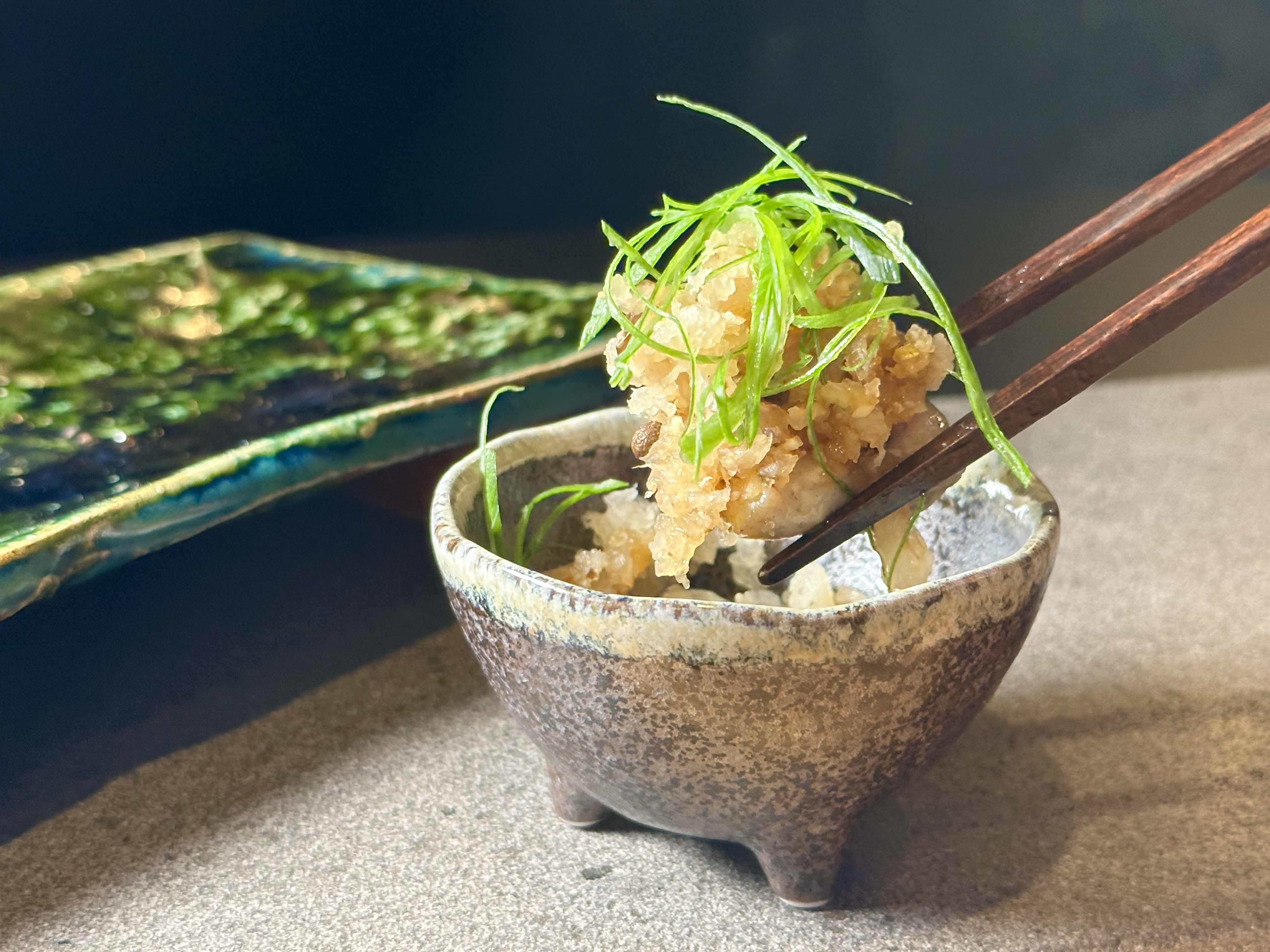 籠燒後的雞胸、雞腿肉,外熟內生,搭配蔥絲、椪醋,有點像在吃炙燒生魚片。(晚間套餐菜色)