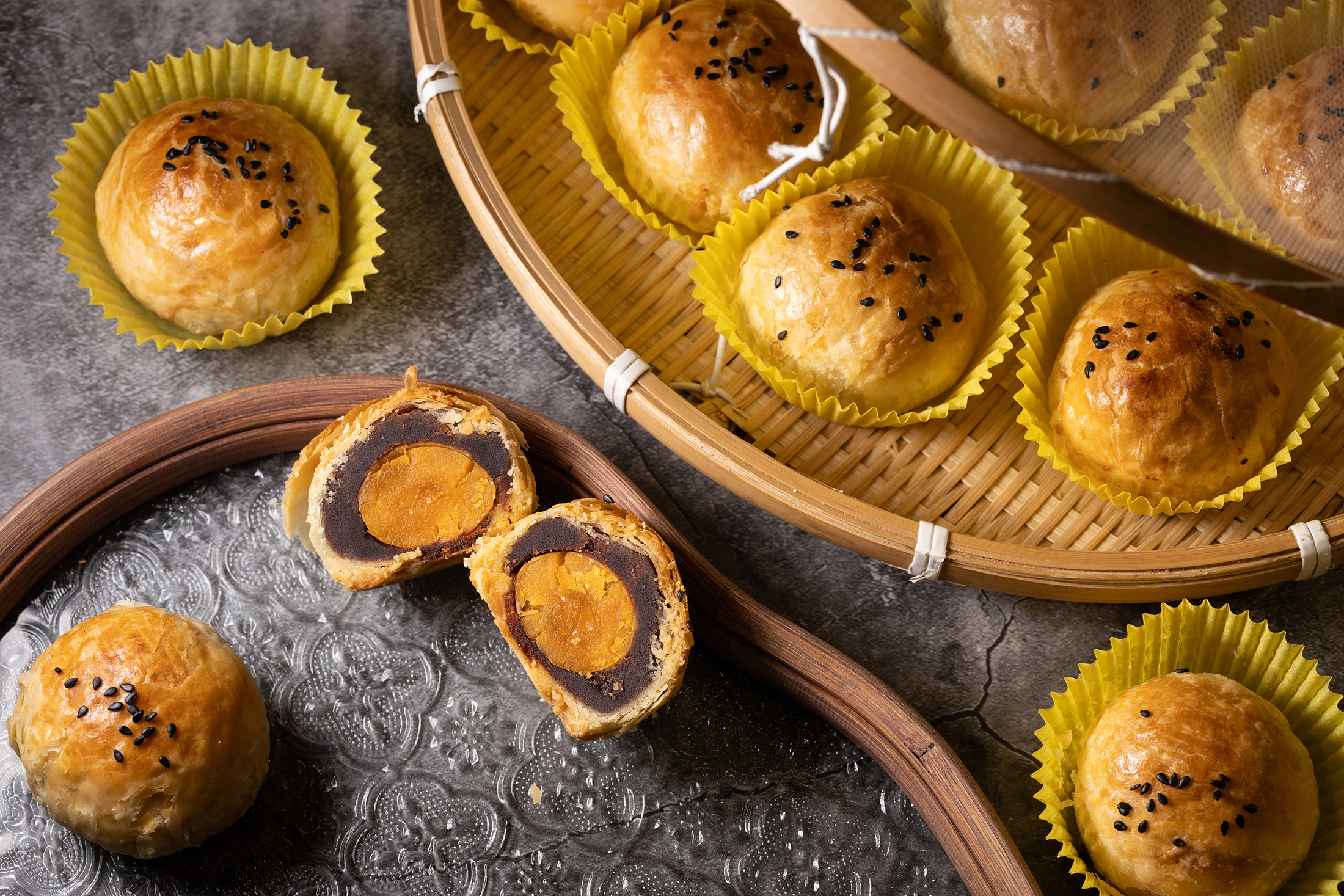 彰化「新口味食品行」的蛋黃酥，外皮吃起來像奶油酥餅，帶有淡淡奶香，紅豆餡濕軟綿密，鹹蛋黃香氣十足。（中秋禮盒600元／12入）