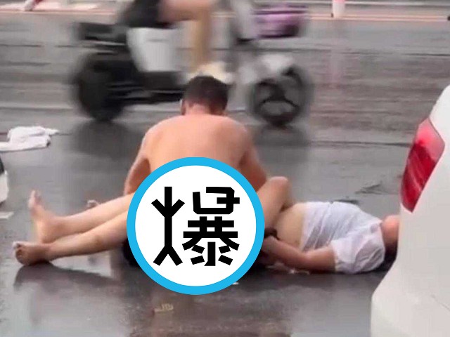 中國人妻鬧脾氣太奇葩，當街濕濕脫褲露下體！還硬扒老公褲子。（翻自《黑料網》）