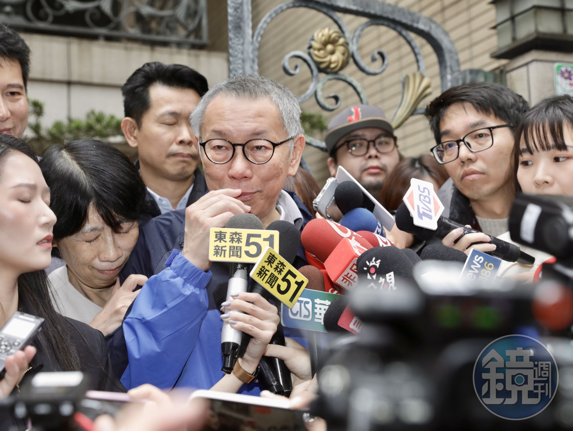 陳佩琪緊緊抱住柯文哲的手臂,更如小貓撒嬌一般,在柯文哲肩上磨蹭。