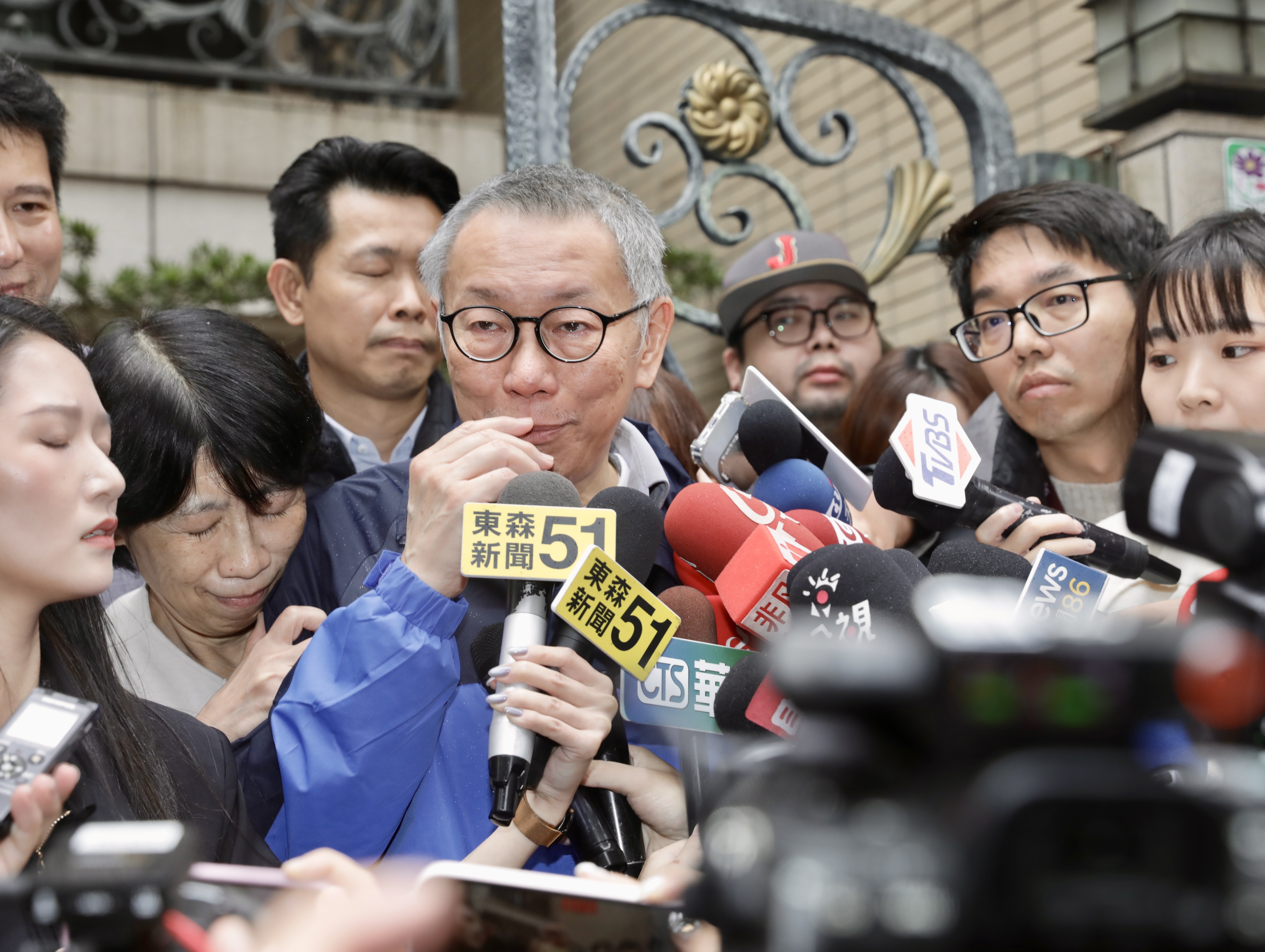 陳佩琪緊緊抱住柯文哲的手臂，更如小貓撒嬌一般，在柯文哲肩上磨蹭。