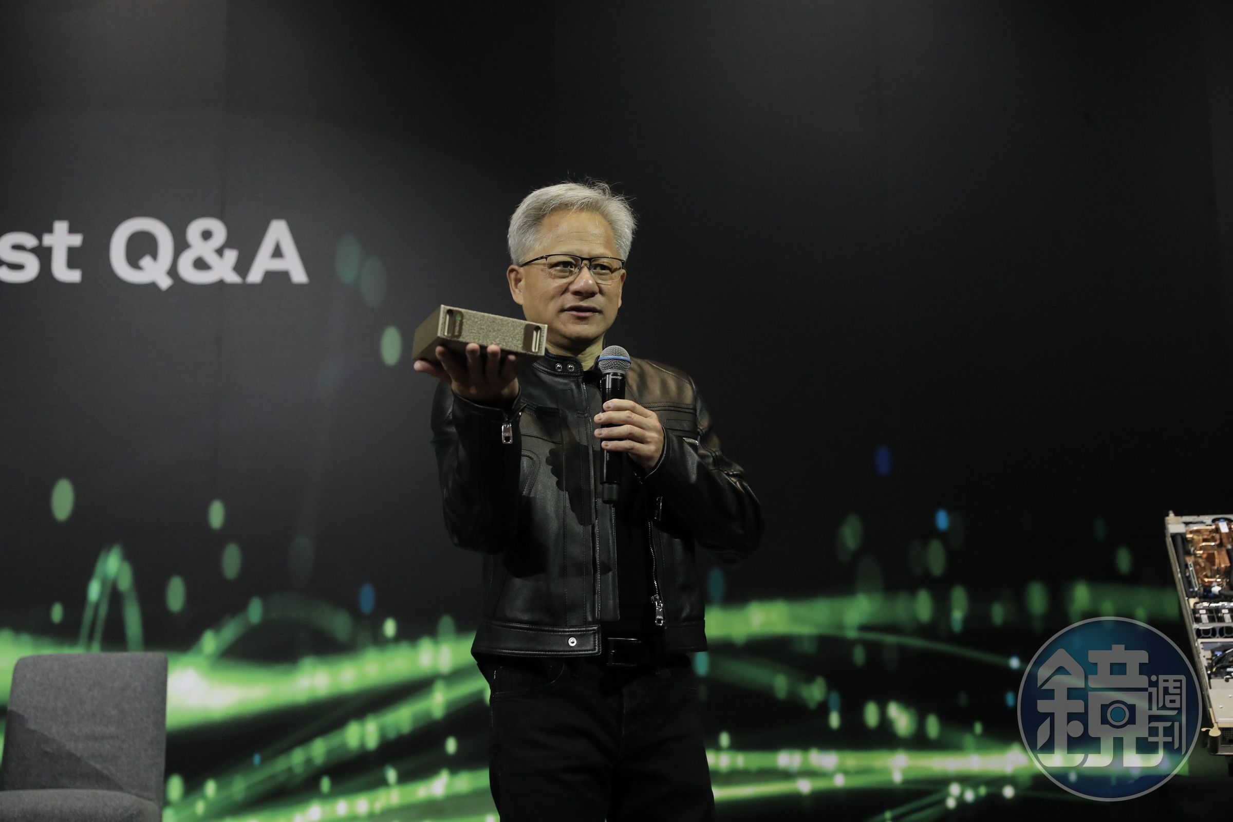 黃仁勳幽默地說,他迫不及待看到媒體說他需要更多椅子的標題。