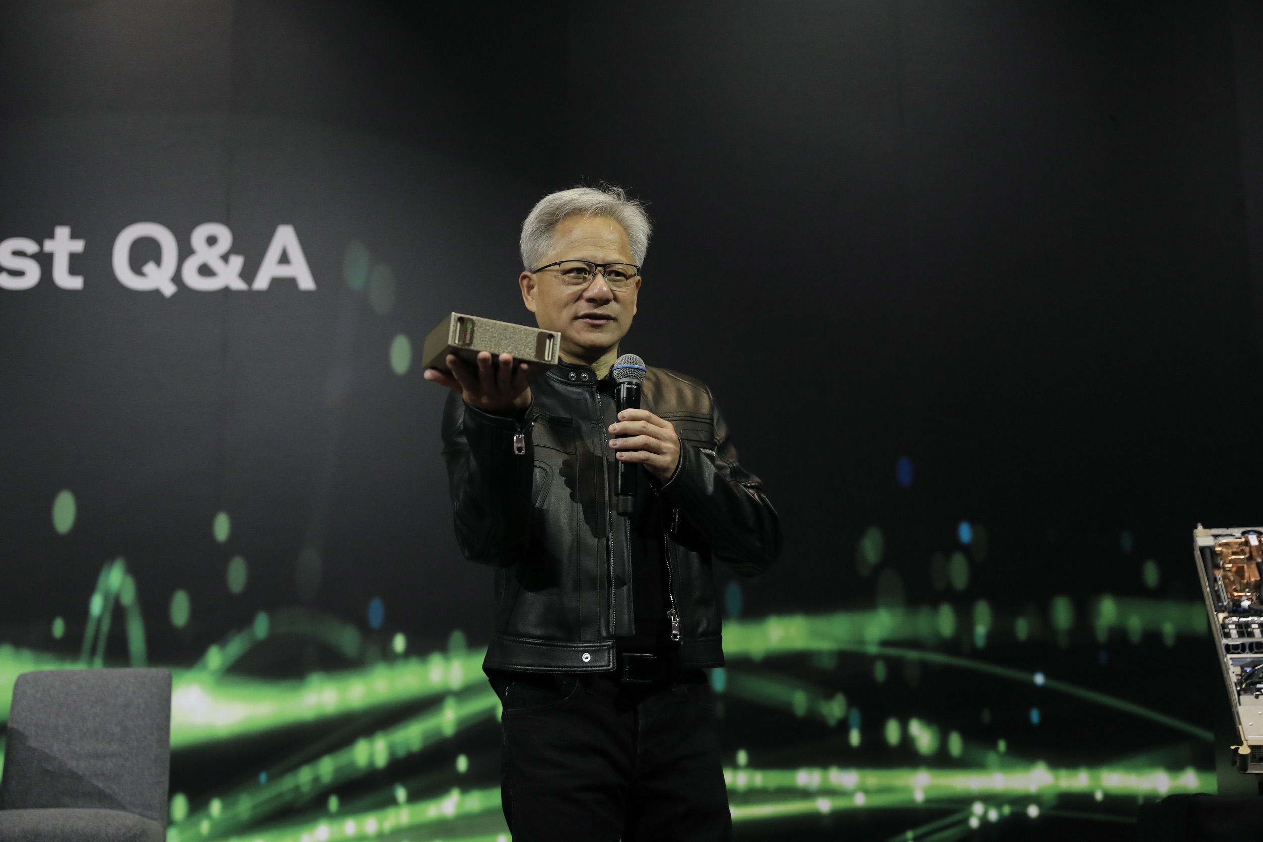 黃仁勳幽默地說,他迫不及待看到媒體說他需要更多椅子的標題。