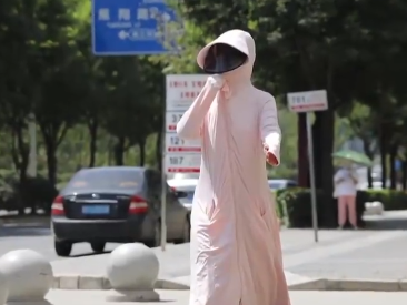 這名28歲女子因想維持白皙皮膚，1天擦6次防曬，不將肌膚暴露在紫外線下。（翻攝自新浪微博）