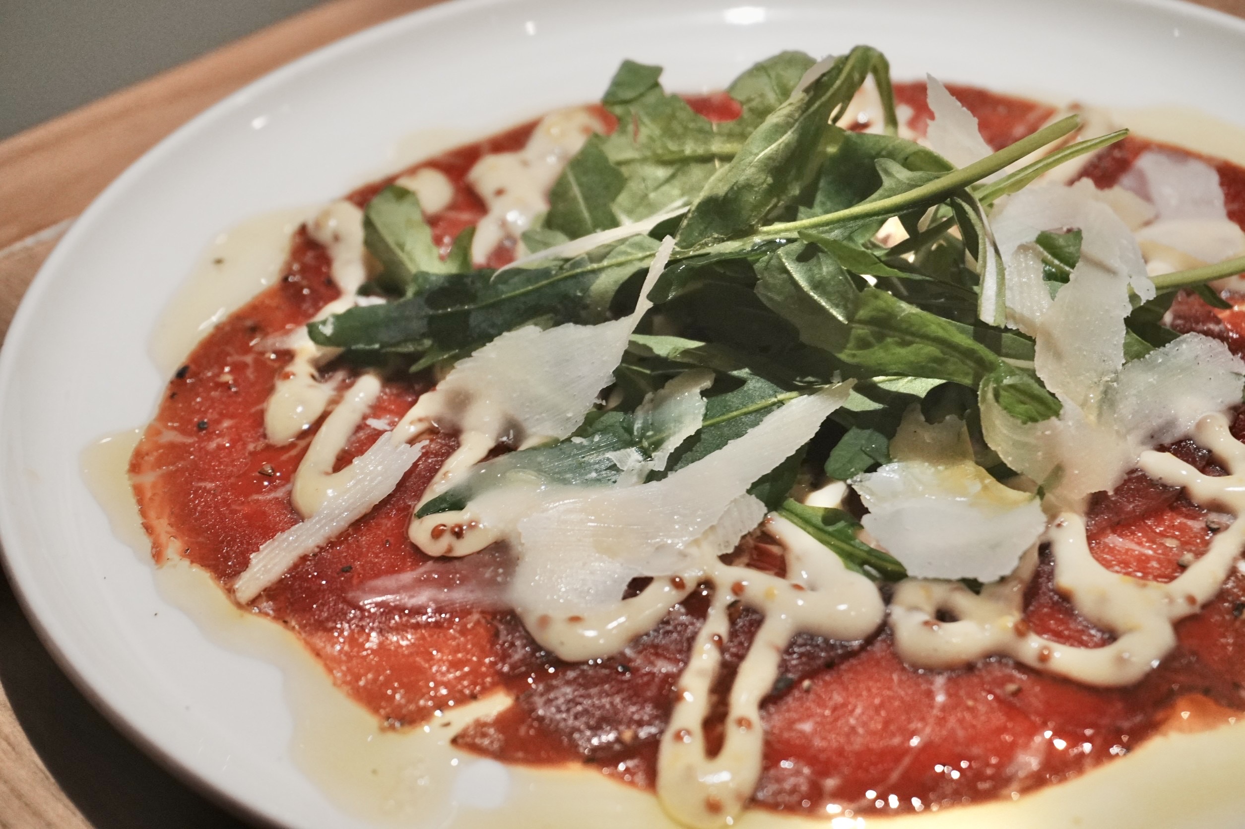 「義式薄片起司生牛肉」是BELLINI Pasta Pasta「原祖級」下酒菜。（220元／份）