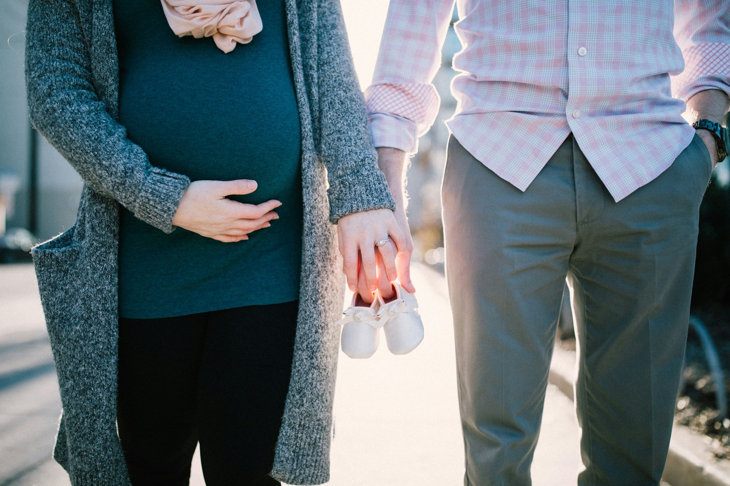 人妻抱怨婆婆是他和老公婚姻的第三者,就連派對揭曉寶寶性別時,都搶先擁吻兒子爭寵。(示意圖,unsplash)