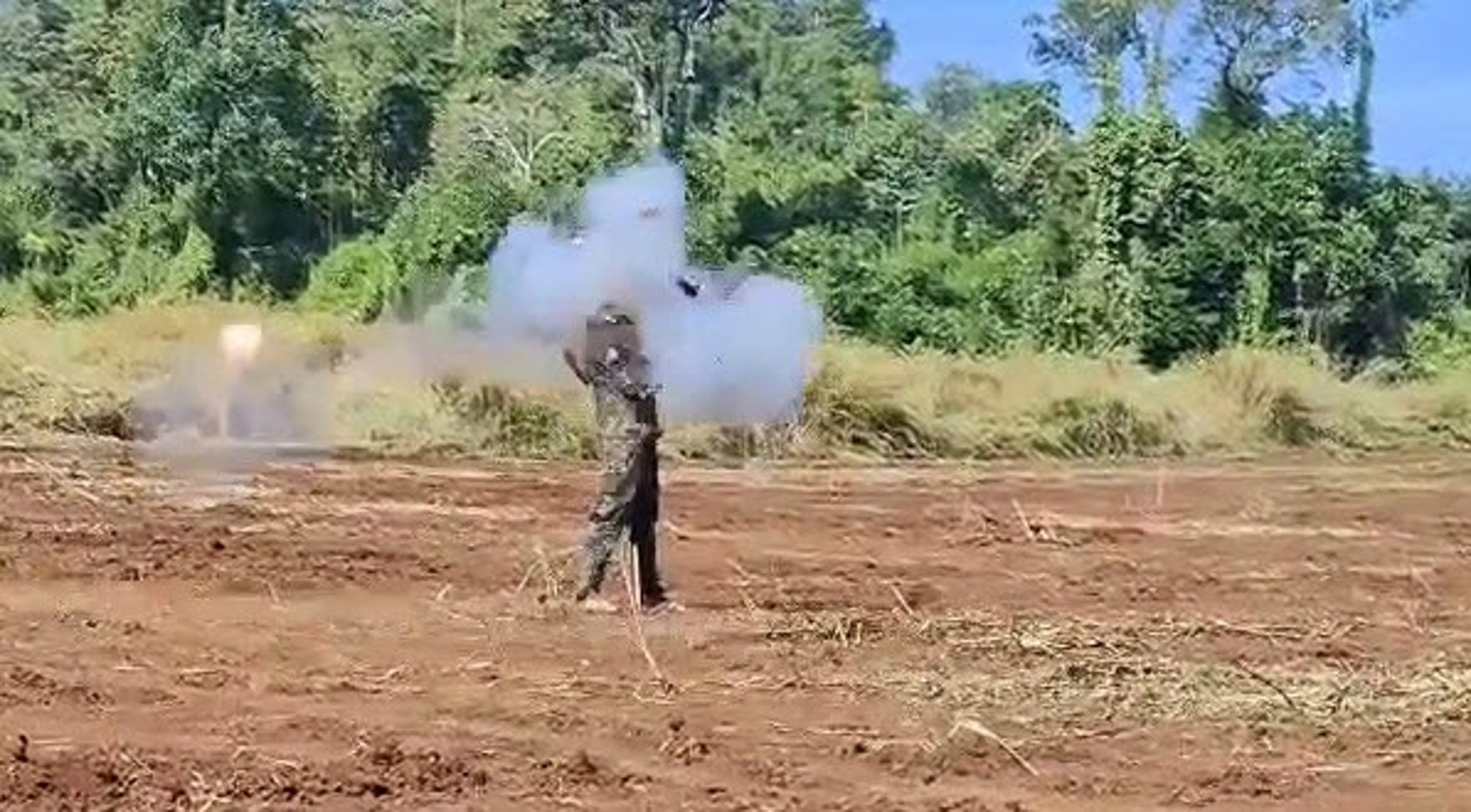 火箭炮突爆炸,這名軍人瞬間爆頭。(翻自《PCT》)