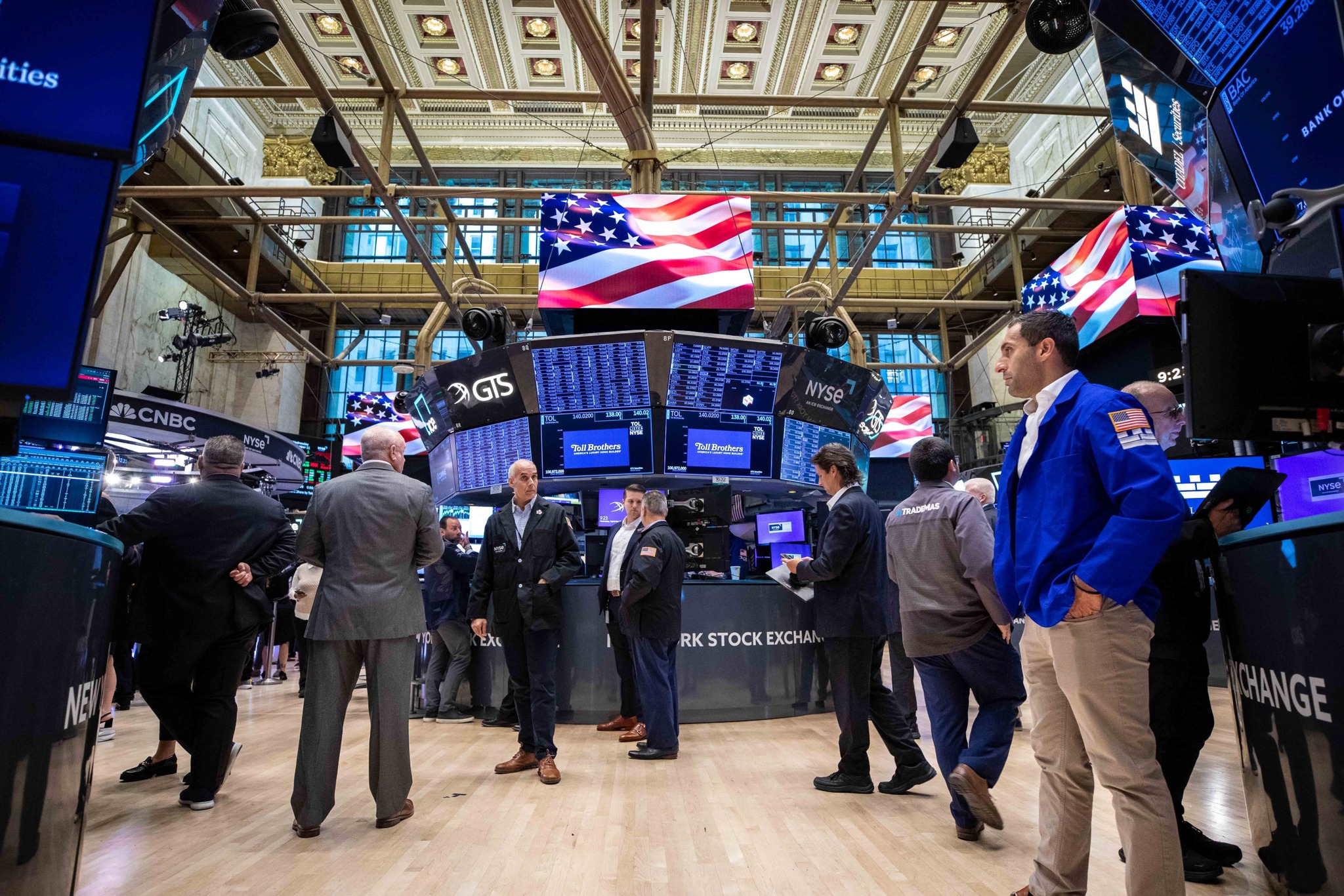 金融市場瞬息萬變，專家建議透過多重資產基金配置，享穩健收益。（翻攝自New York Stock Exchange臉書）