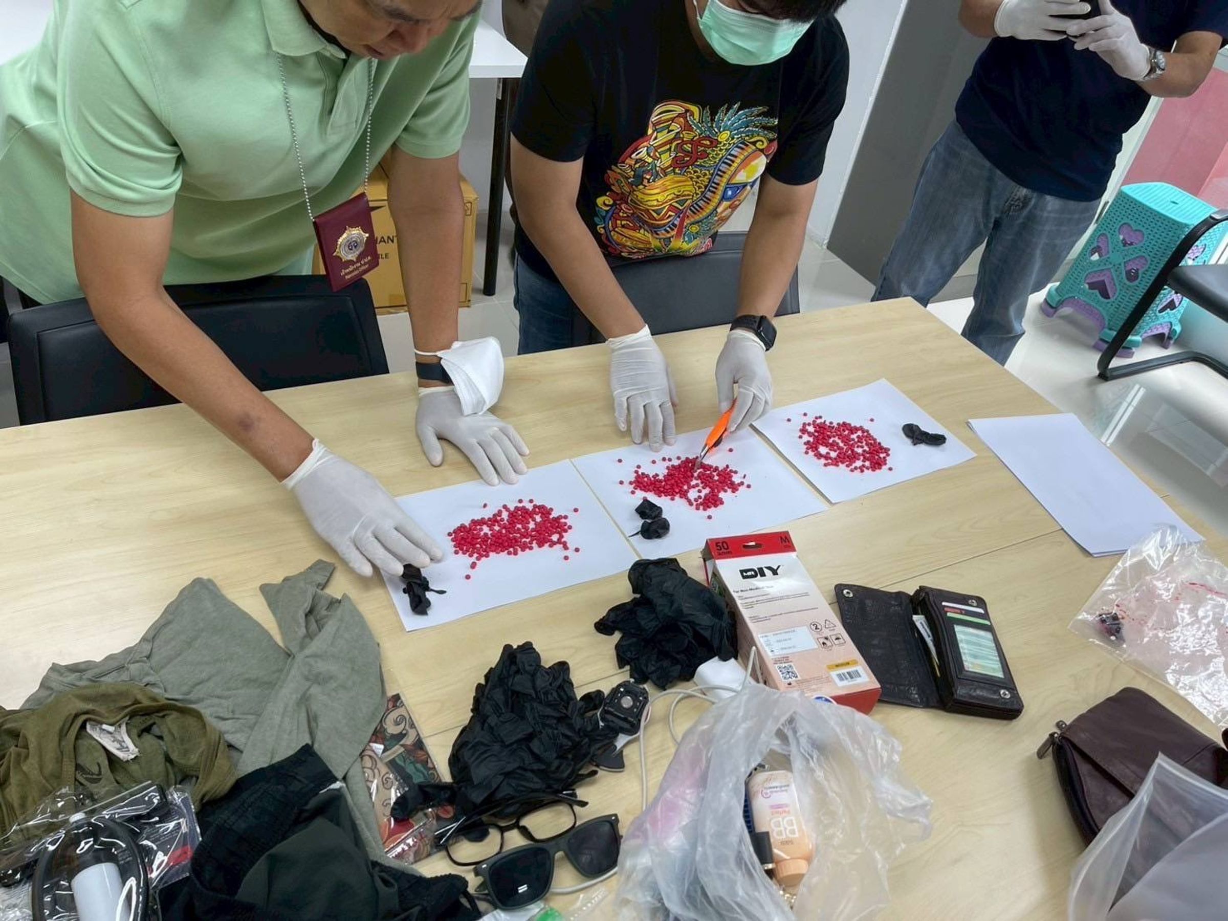 43歲奧地利籍男子甘特納體內取出3包毒品,其中1包已經破裂。(翻攝自สถานีตำรวจนครบาลหัวหมาก FB)