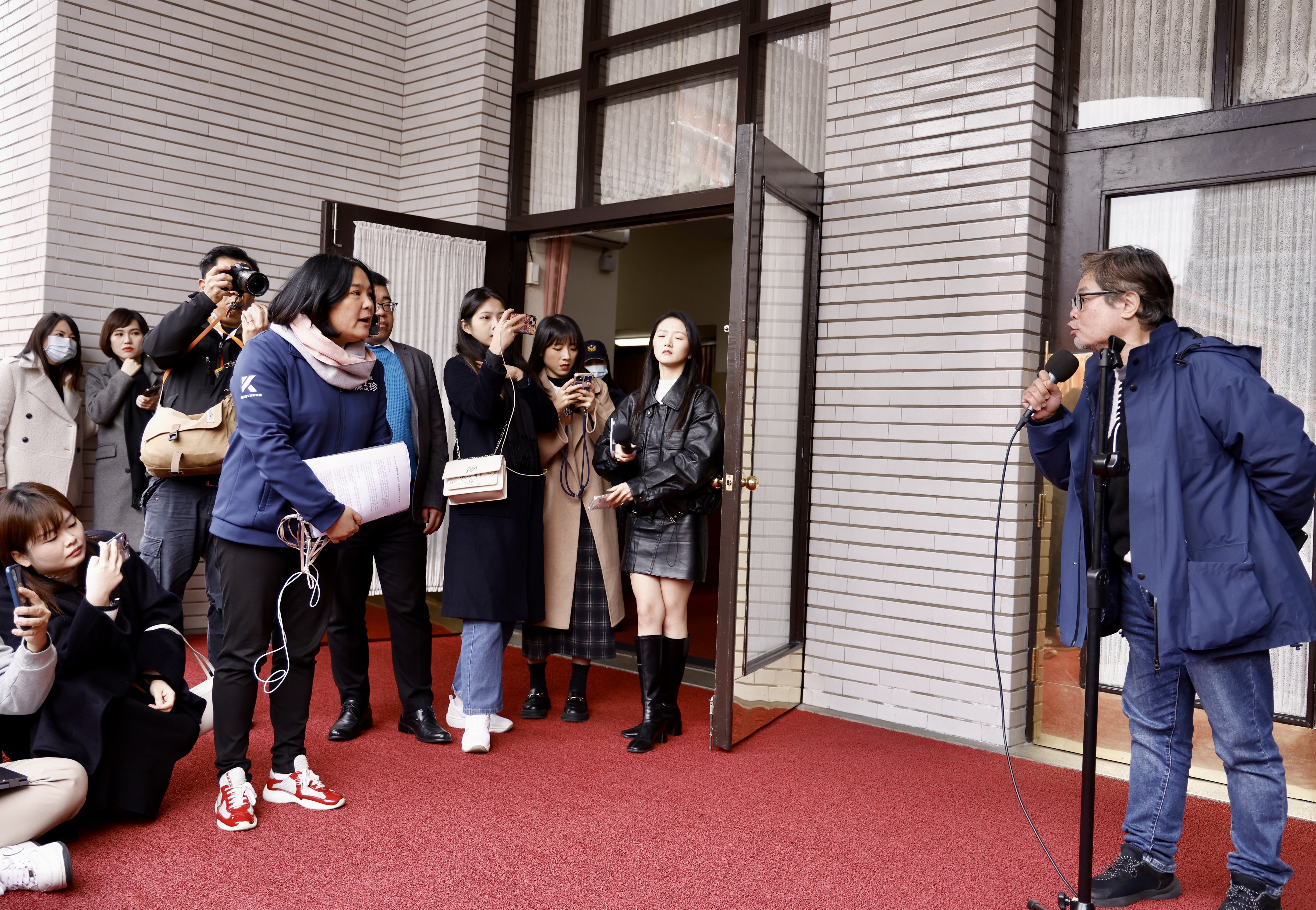 陳玉珍到民進黨立委記者會試圖發言，金獎編劇陳世杰則當場反擊。