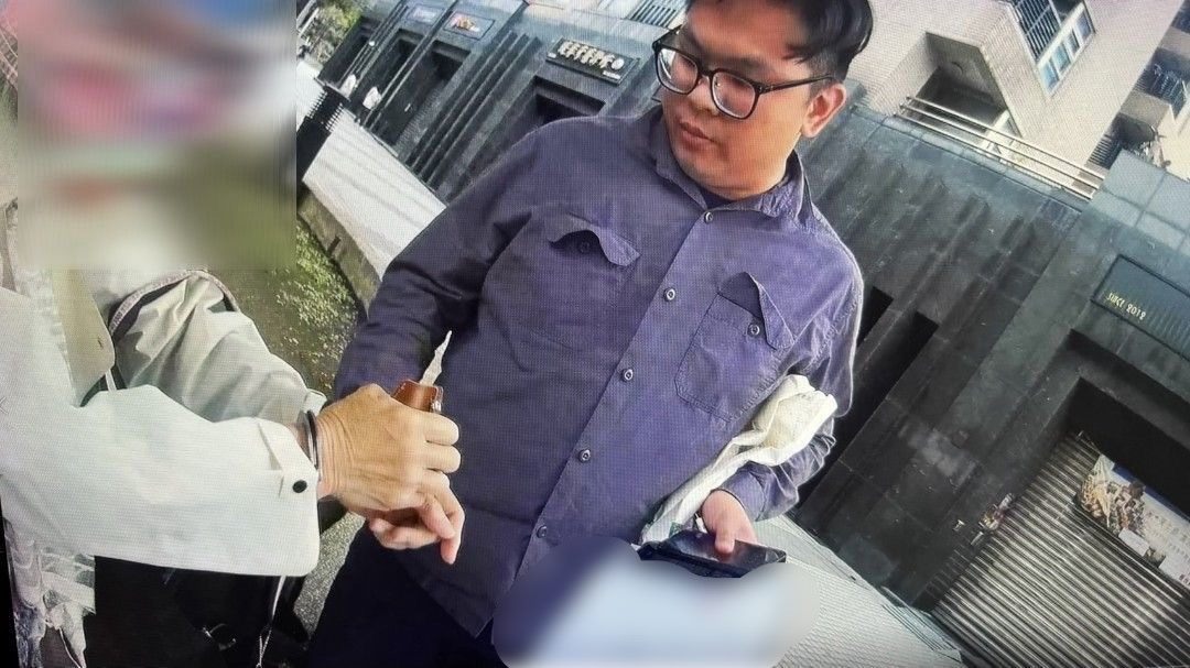 73歲女性誤信臉書廣告，淪為為詐騙集團的車手。（翻攝畫面）