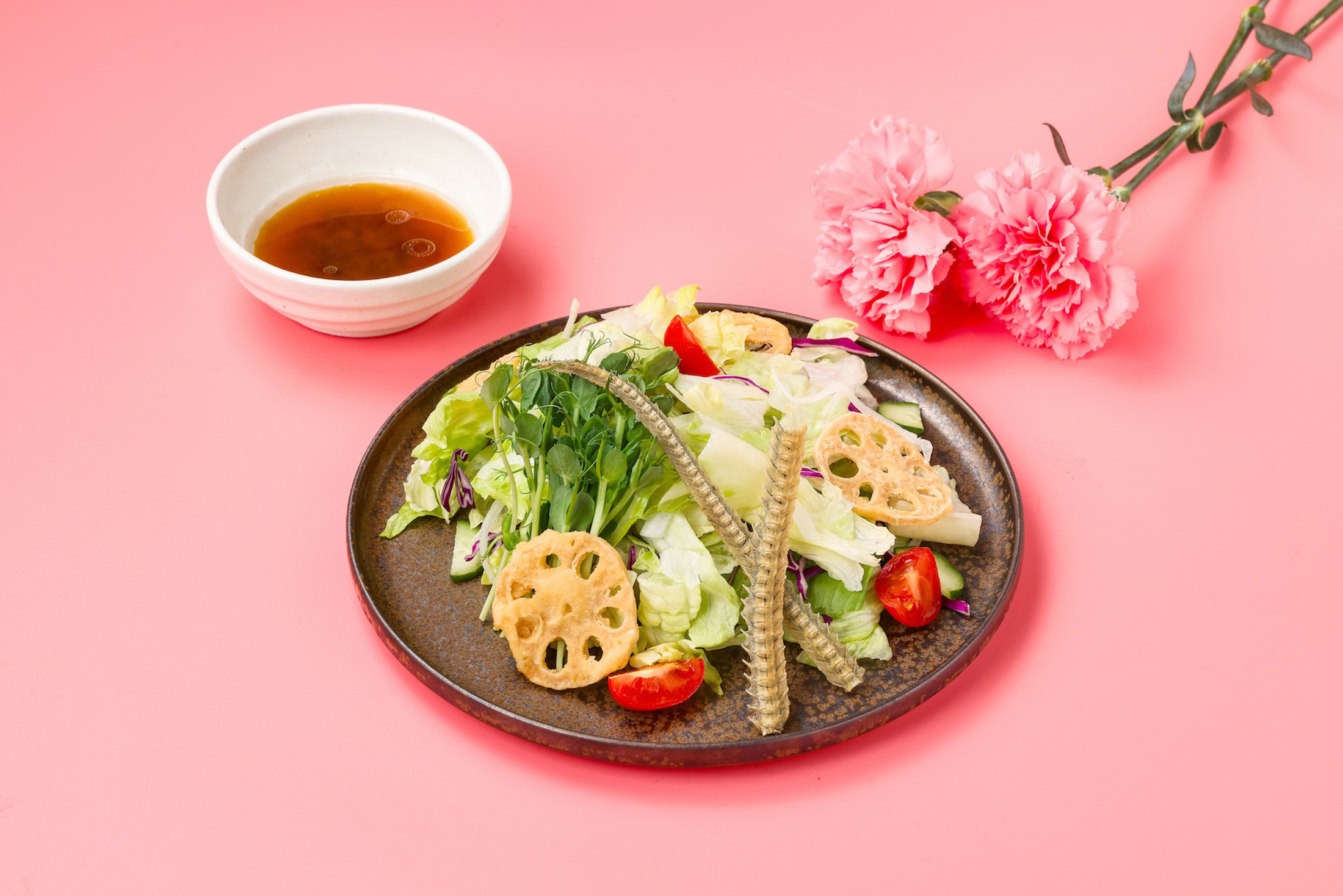 單點推出的沙拉在生菜之外,加入每日限定的鰻魚骨仙貝和蓮藕片帶來鹹香爽脆口感,並搭配柚子醬更顯清爽。(200元/份)(うなぎ四代目菊かわ提供)