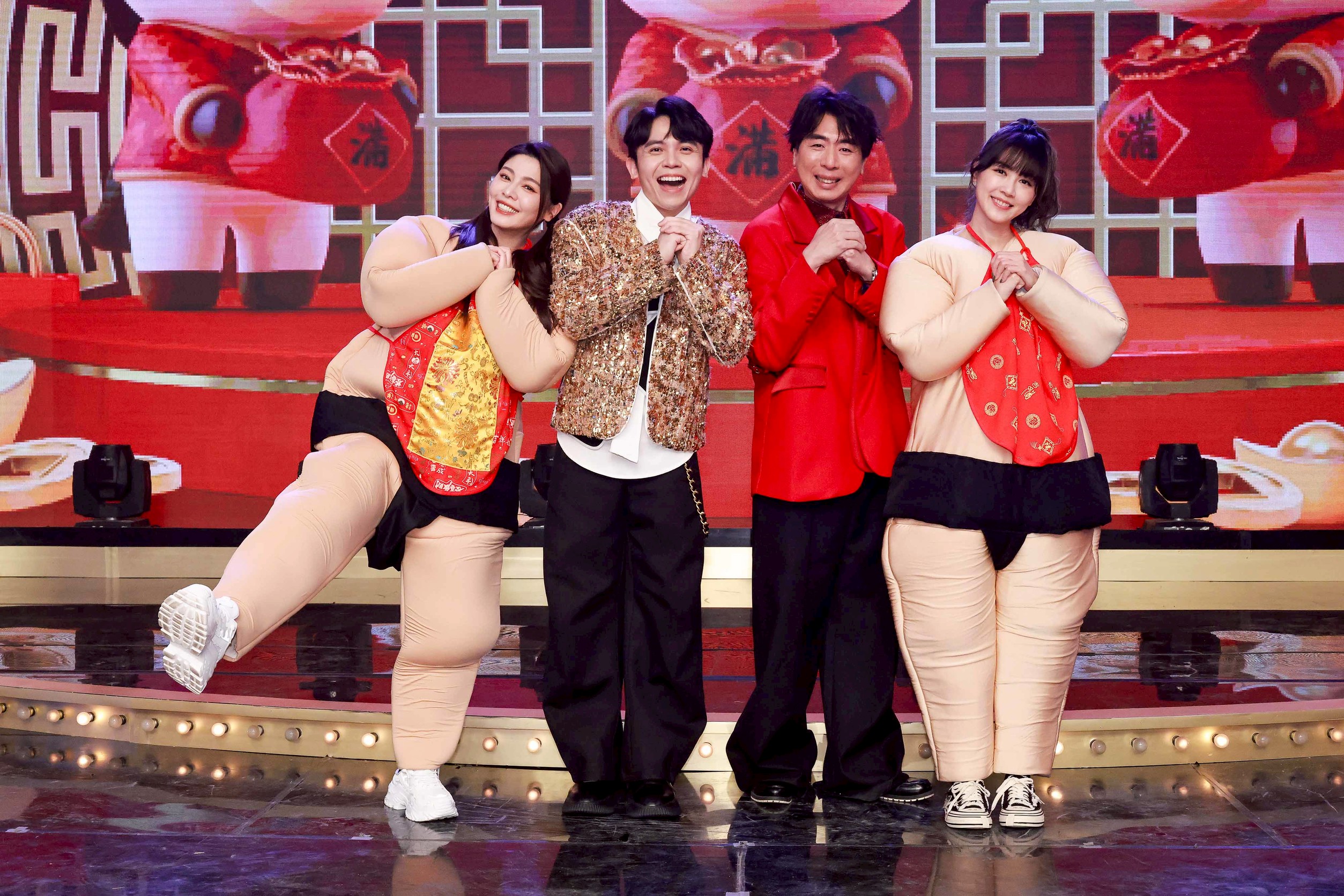 白家綺（左起）、黃豪平、梁赫群、嚴立婷錄製除夕特別節目。（民視提供）