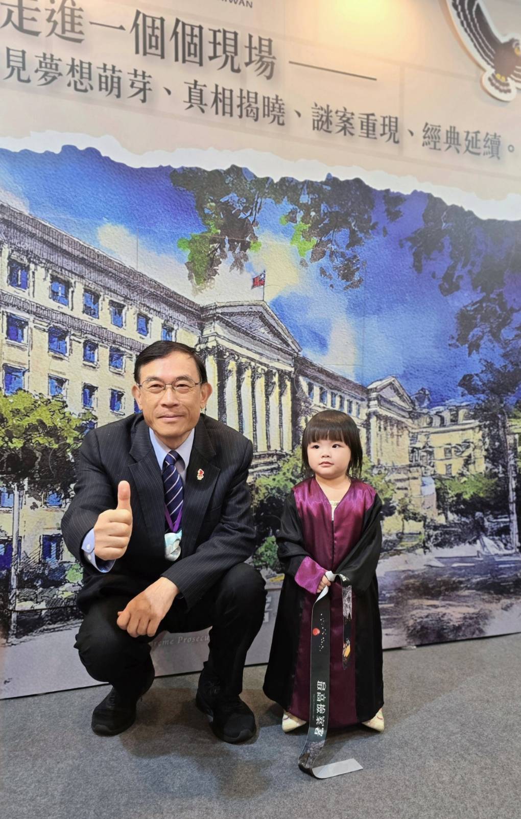 最高檢察署參與文化部「2025第1屆臺灣國際兒少書展」,推出《2026「神探」「Impossible Mission」公益桌曆》為主題參展,創下司法機關參展首例,檢察總長邢泰釗親自出席,現場反應熱烈,為展場帶來前所未有的司法新氣象!(最高檢提供)