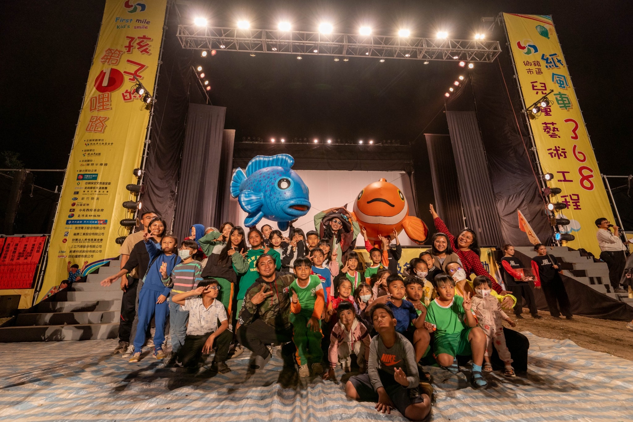「紙風車368鄉鎮市區兒童藝術工程」來到屏東縣連續3晚演出,巫頂和現場小朋友開心合照。(紙風車文教基金會提供)