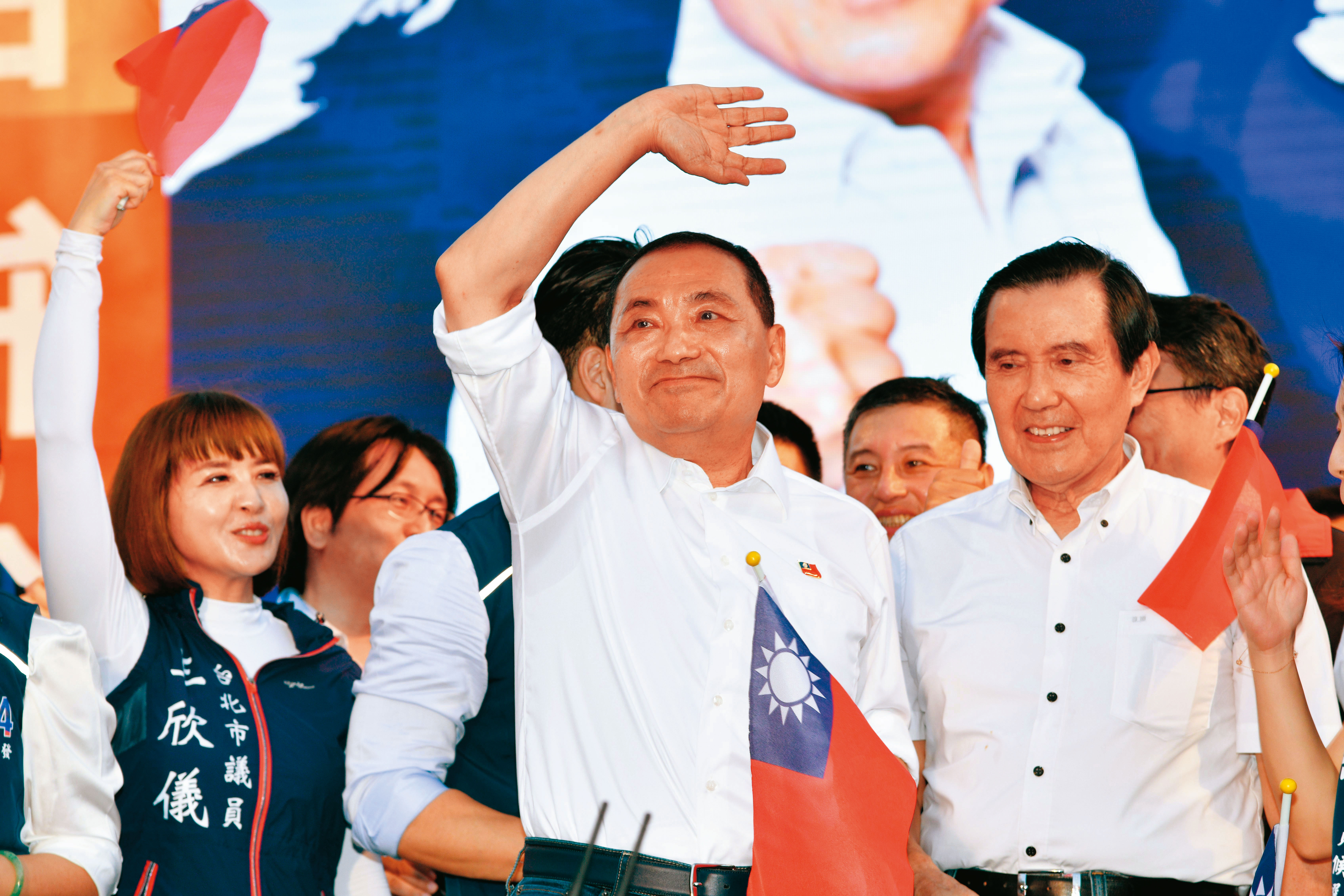 總統參選人侯友宜（中）與主席朱立倫弱勢的情況下，國民黨至今找不出整合黨內意見的方式。