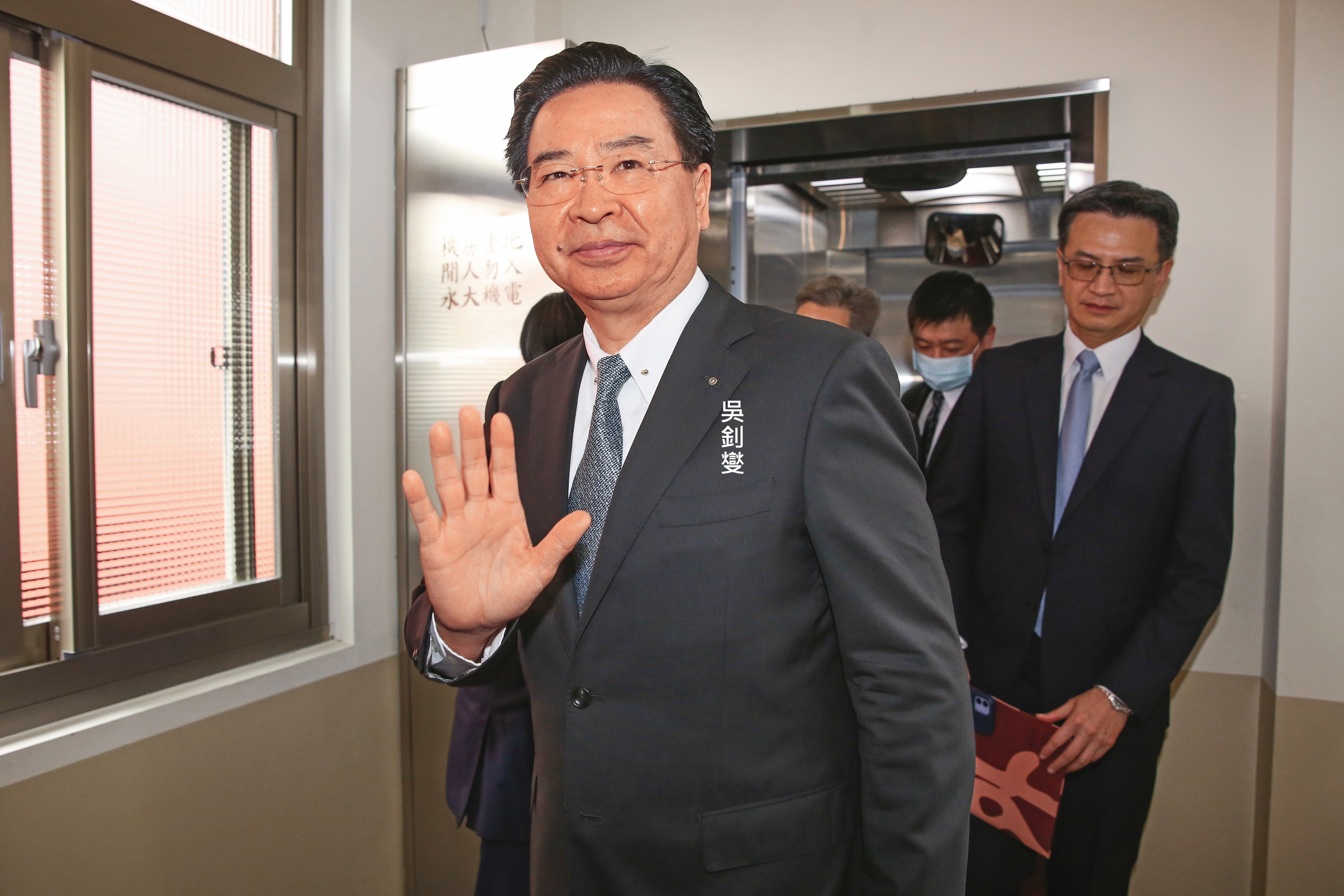 國安會祕書長吳釗燮擔任外交部長時的祕書何仁傑遭吸收成為共諜，檢調釐清外洩資料，全面防堵中共滲透。