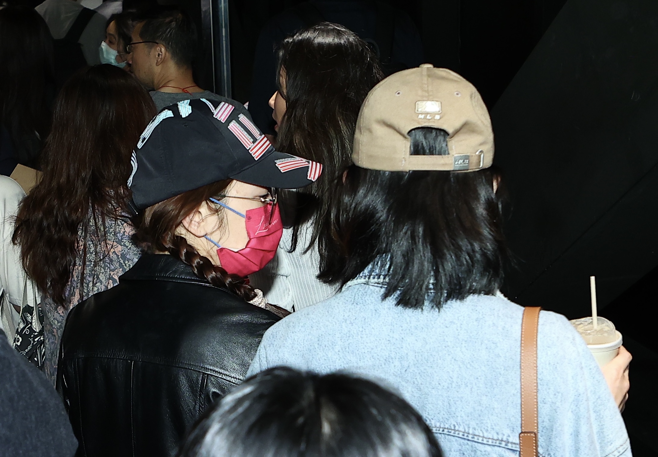 楊千霈趁電影開場一團混亂，緊貼著劉奕兒身旁進入影廳。