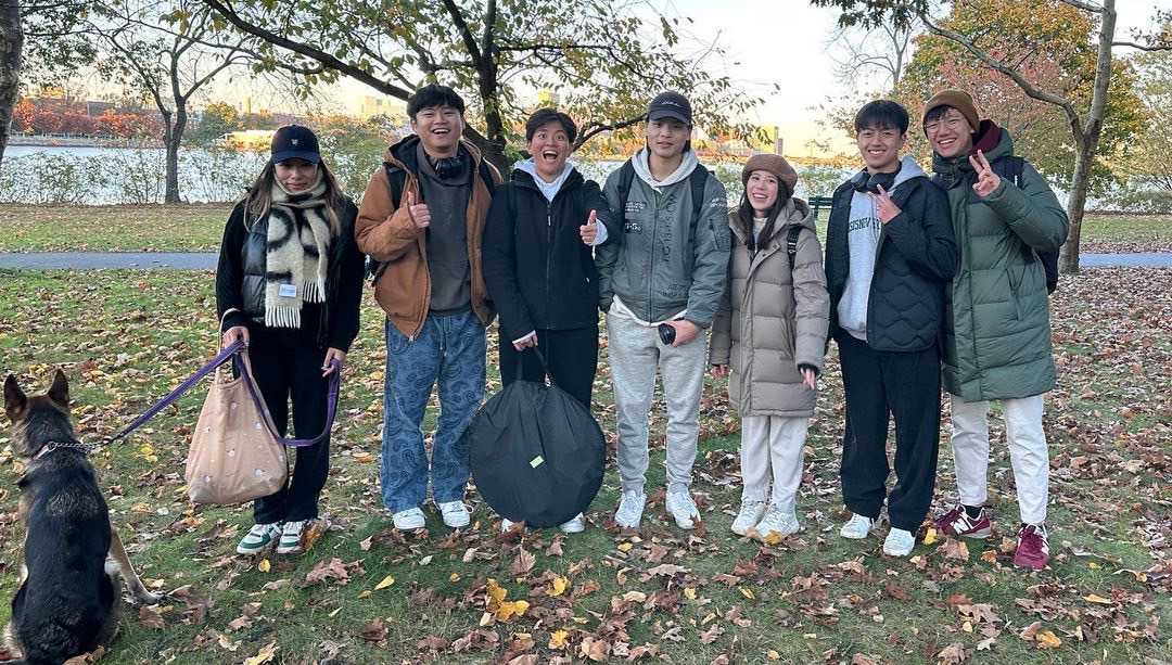 Karina 與拍攝MV的夥伴留下工作紀念照,網友大讚「台灣之光。」(華納音樂提供)