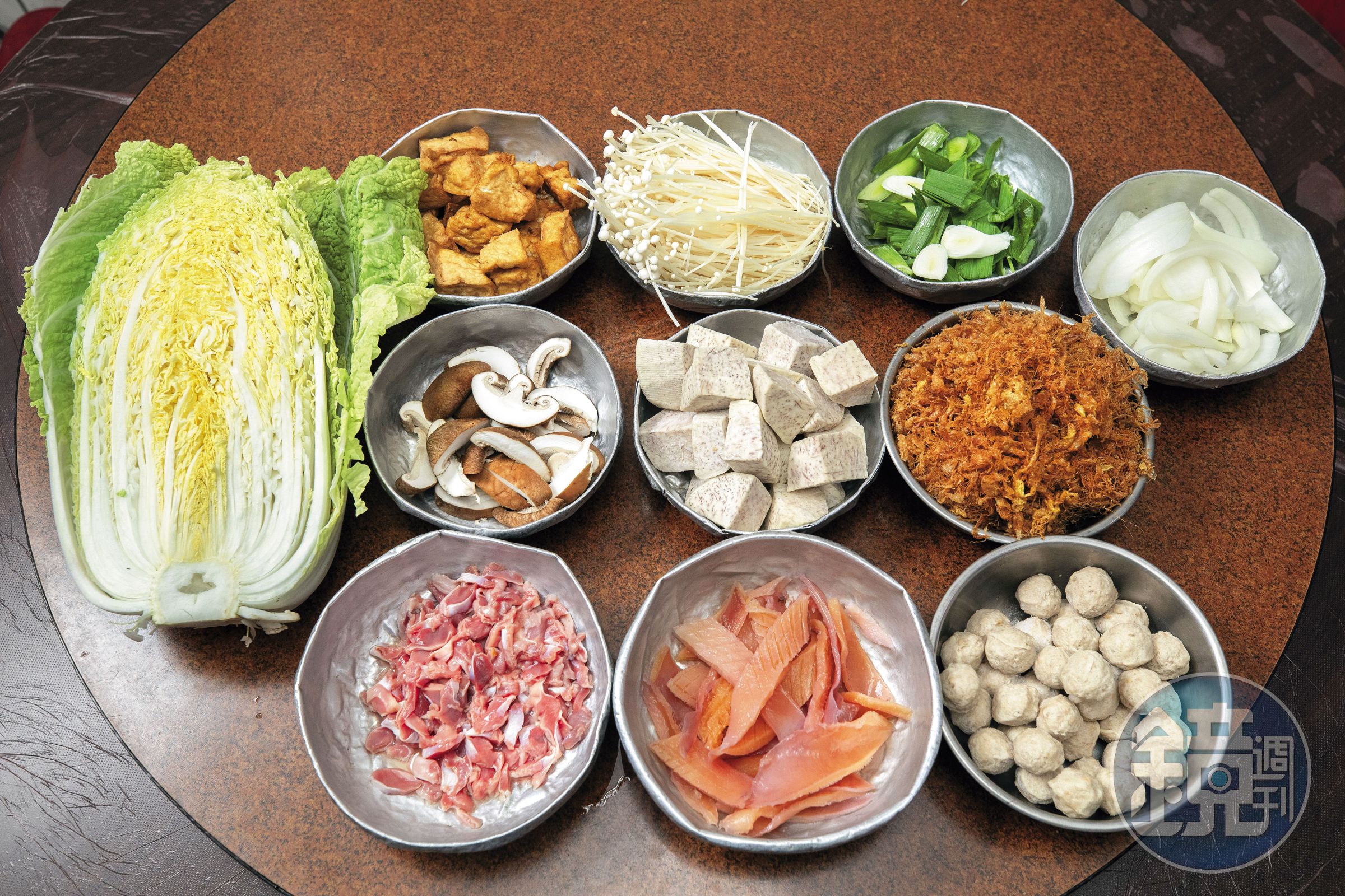 佳香砂鍋魚頭配料豐富,有雞胗、蛋酥、魷魚、鮮香菇、油豆腐、芋頭、金針菇、青蒜、洋蔥、大白菜、貢丸。