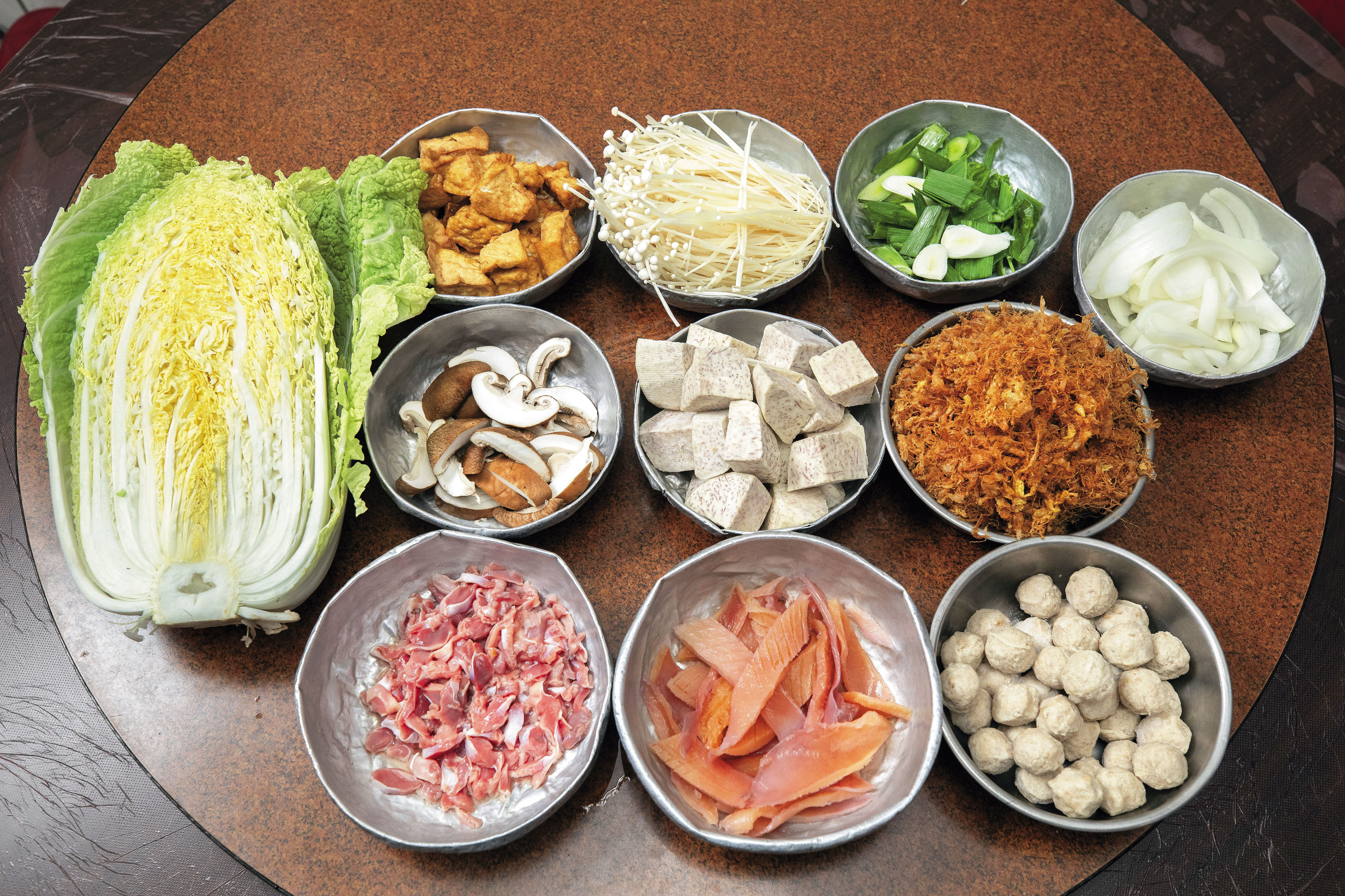 佳香砂鍋魚頭配料豐富，有雞胗、蛋酥、魷魚、鮮香菇、油豆腐、芋頭、金針菇、青蒜、洋蔥、大白菜、貢丸。