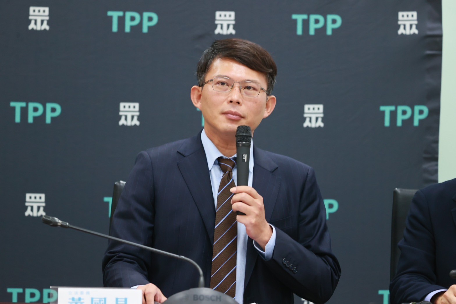 黃國昌今受訪直酸,台綠至今虧損近3億元,整個資本額都快虧光,內部派系還在鬥來鬥去,「我對派系鬥爭一點興趣都沒有。」(民眾黨立法院黨團提供)