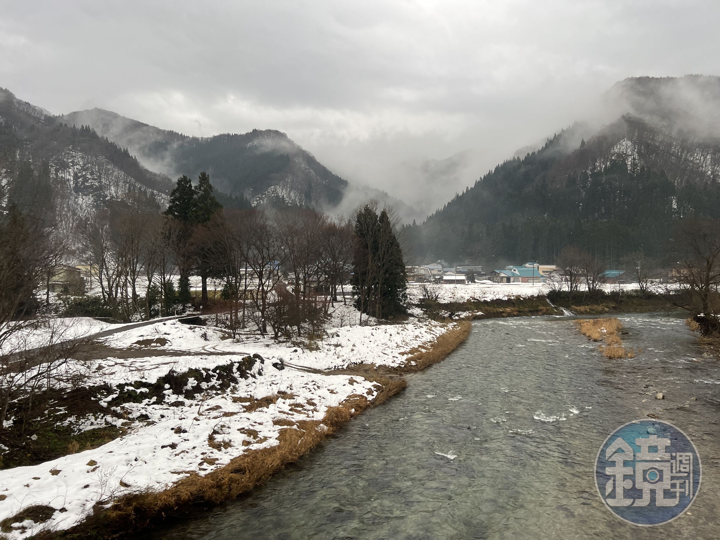 列車行駛過鐵橋，可近看大河湍急美景。