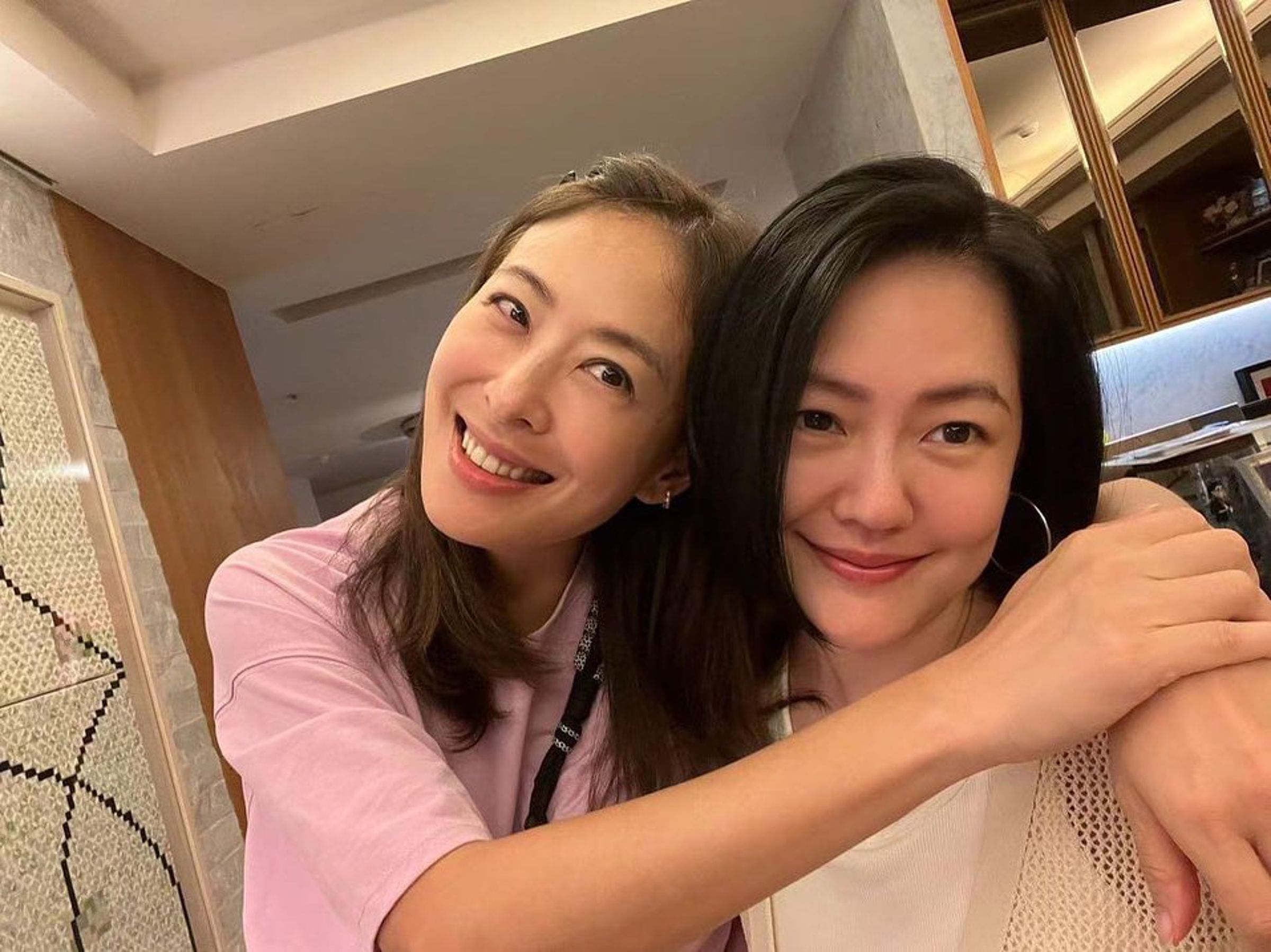 賈永婕（左）與小S（右）是多年的好姐妹。（翻攝賈永婕臉書）