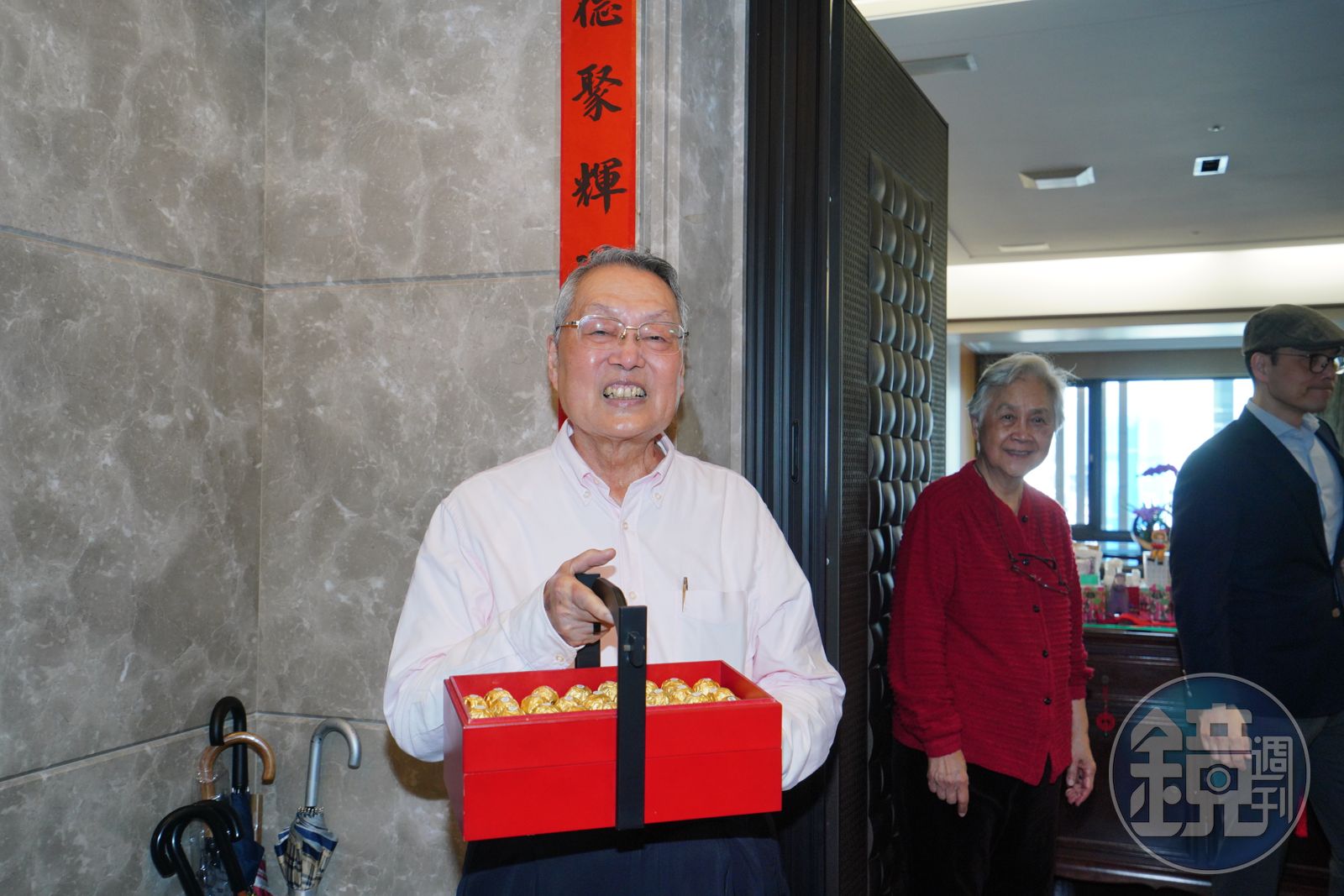 宏碁創辦人施振榮一早提著一籃子金莎巧克力祝福前來拜年的宏碁高層與媒體。
