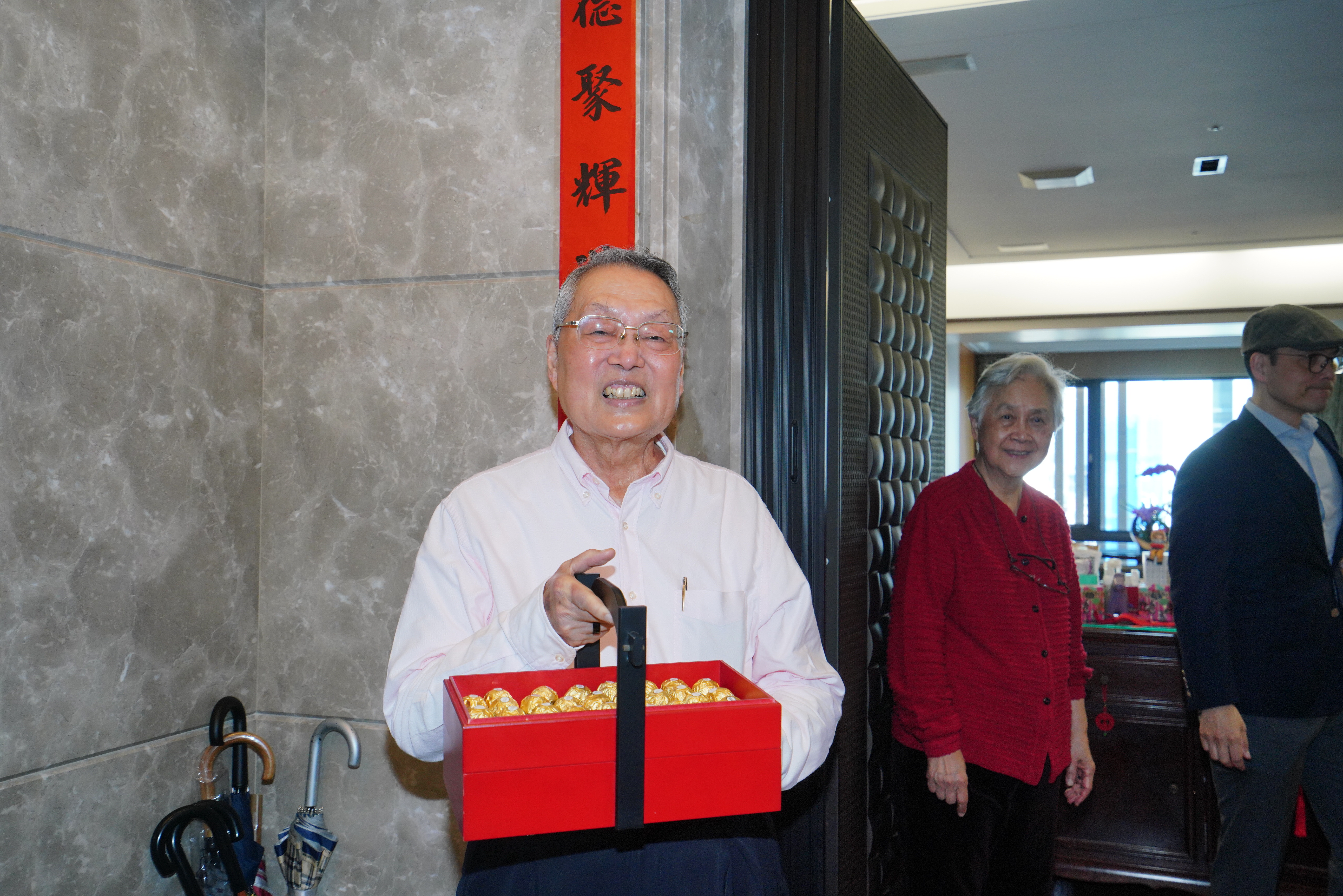宏碁創辦人施振榮一早提著一籃子金莎巧克力祝福前來拜年的宏碁高層與媒體。
