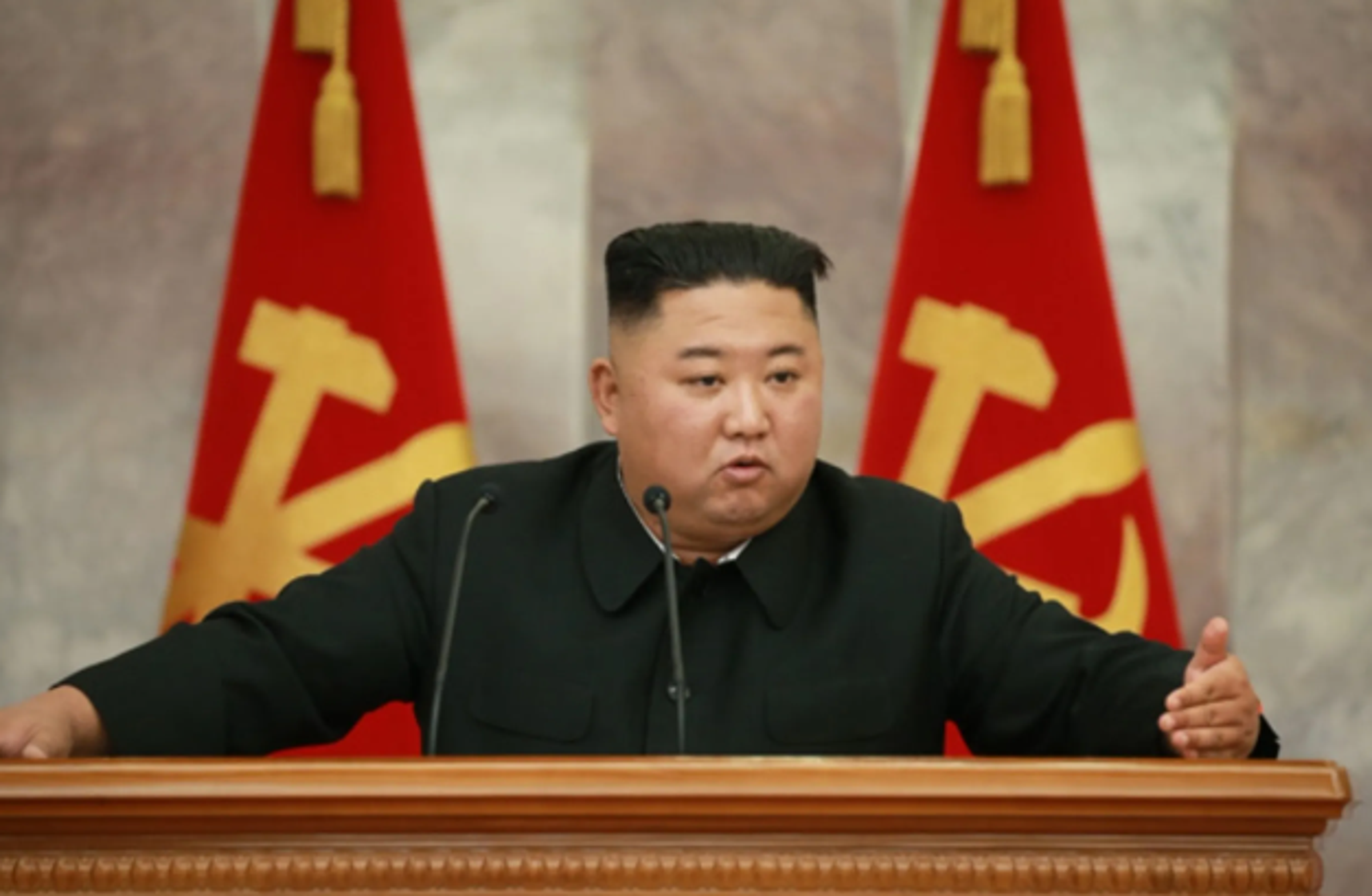 北韓領導人金正恩換新車,車款疑似為邁巴赫(Maybach)頂級休旅車系列GLS 600。(翻攝自勞動新聞網)