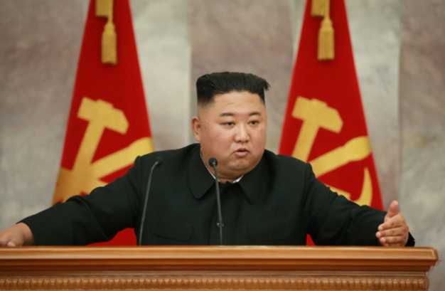 北韓領導人金正恩換新車，車款疑似為邁巴赫（Maybach）頂級休旅車系列GLS 600。（翻攝自勞動新聞網）