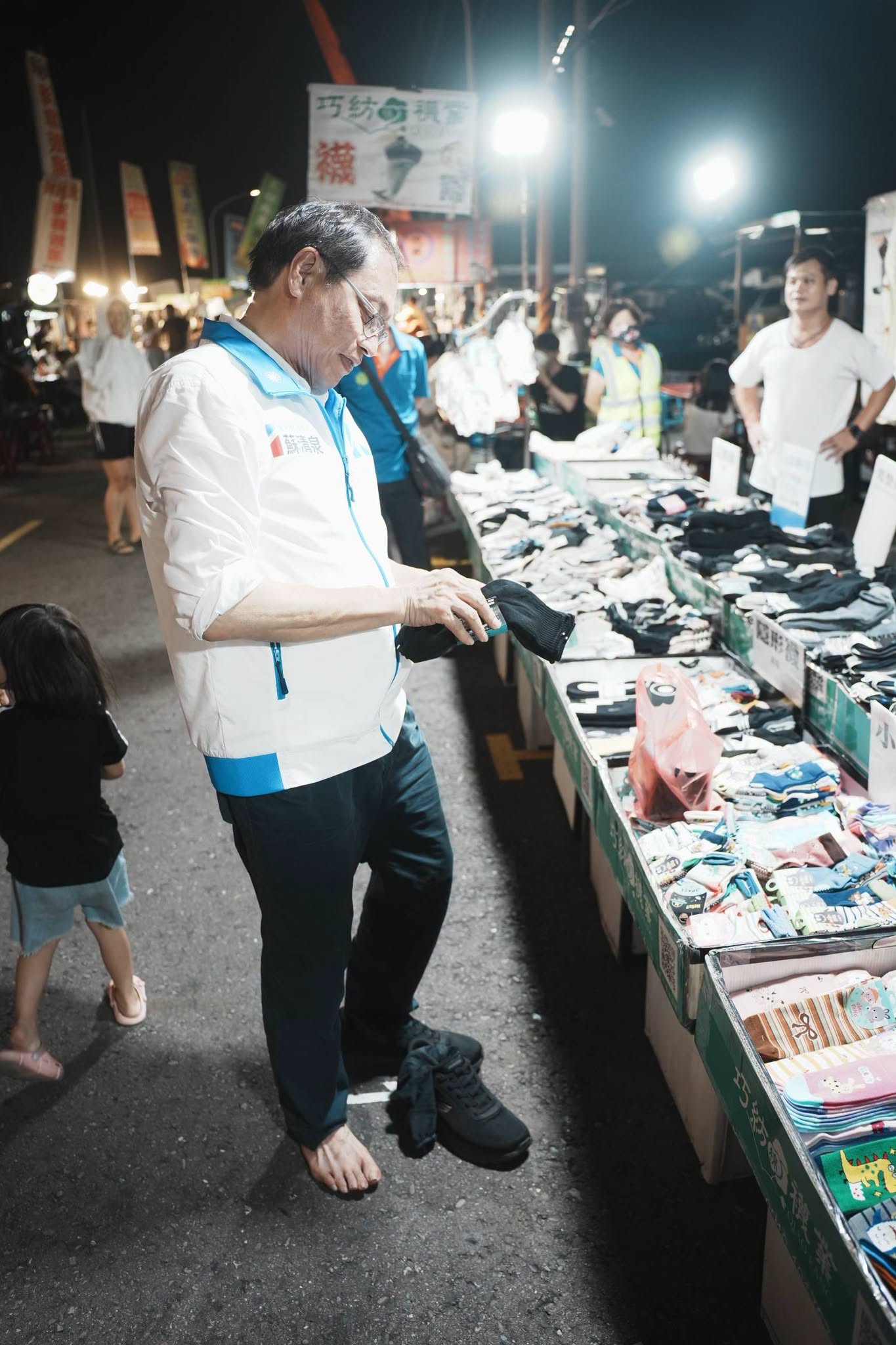 蘇清泉在夜市即買即換襪，被網友大讚。（翻攝蘇清泉臉書）