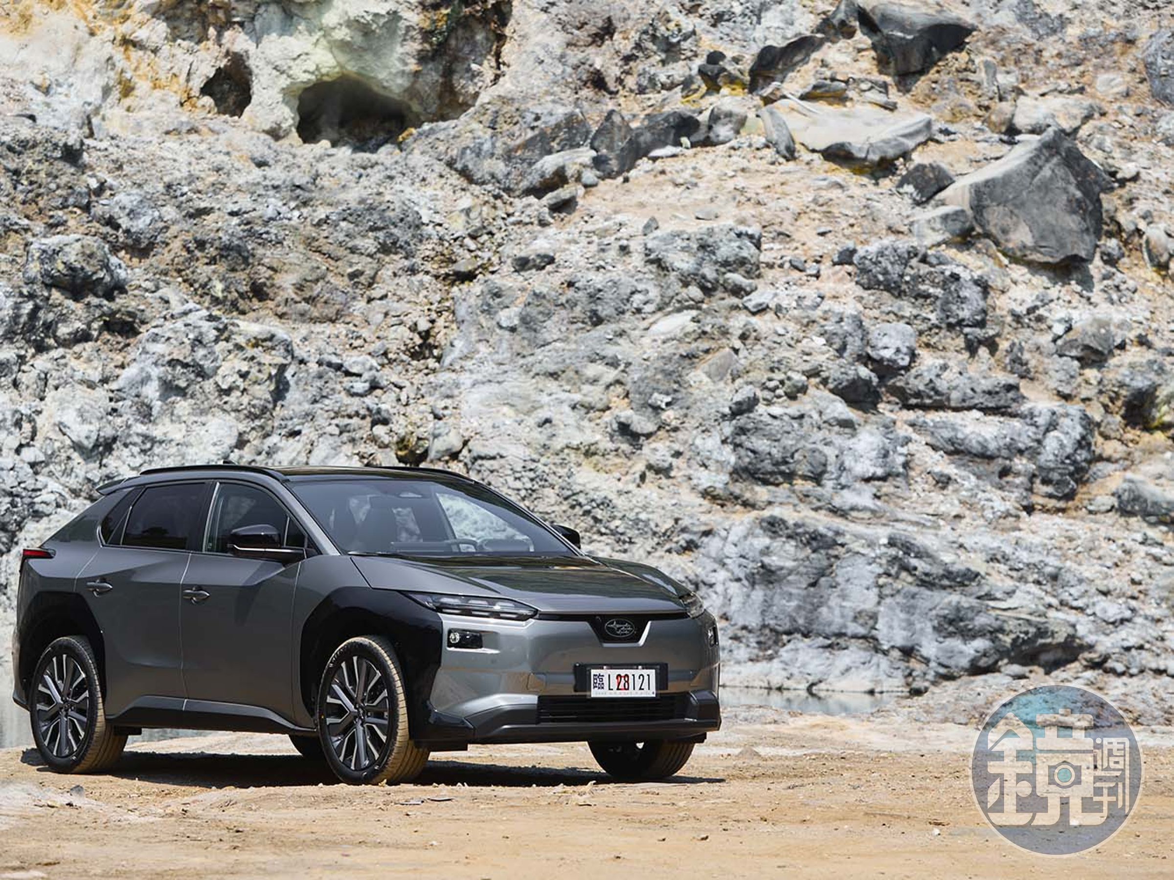 外型與孿生兄弟bZ4X相仿，但包括車頭燈、車尾燈處都有所不同。