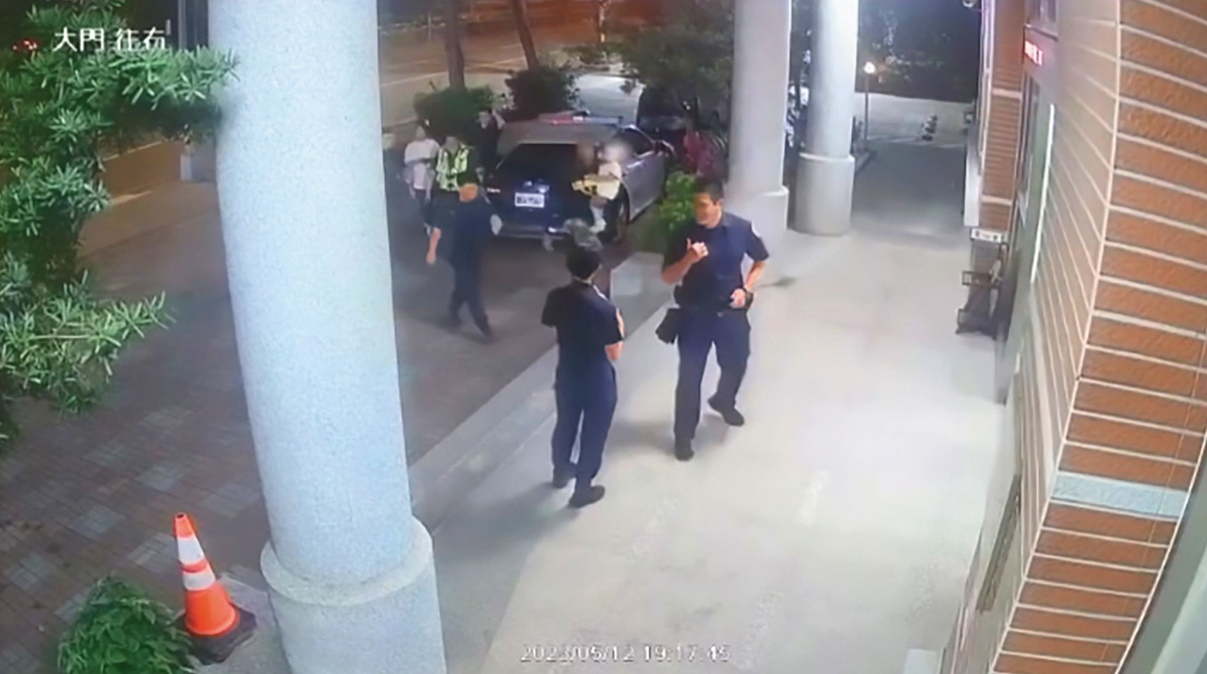 戴維斯和前妻在警局前爆發拉扯衝突，當場被警方包圍帶回警局。（翻攝自愷銳運動行銷IG）