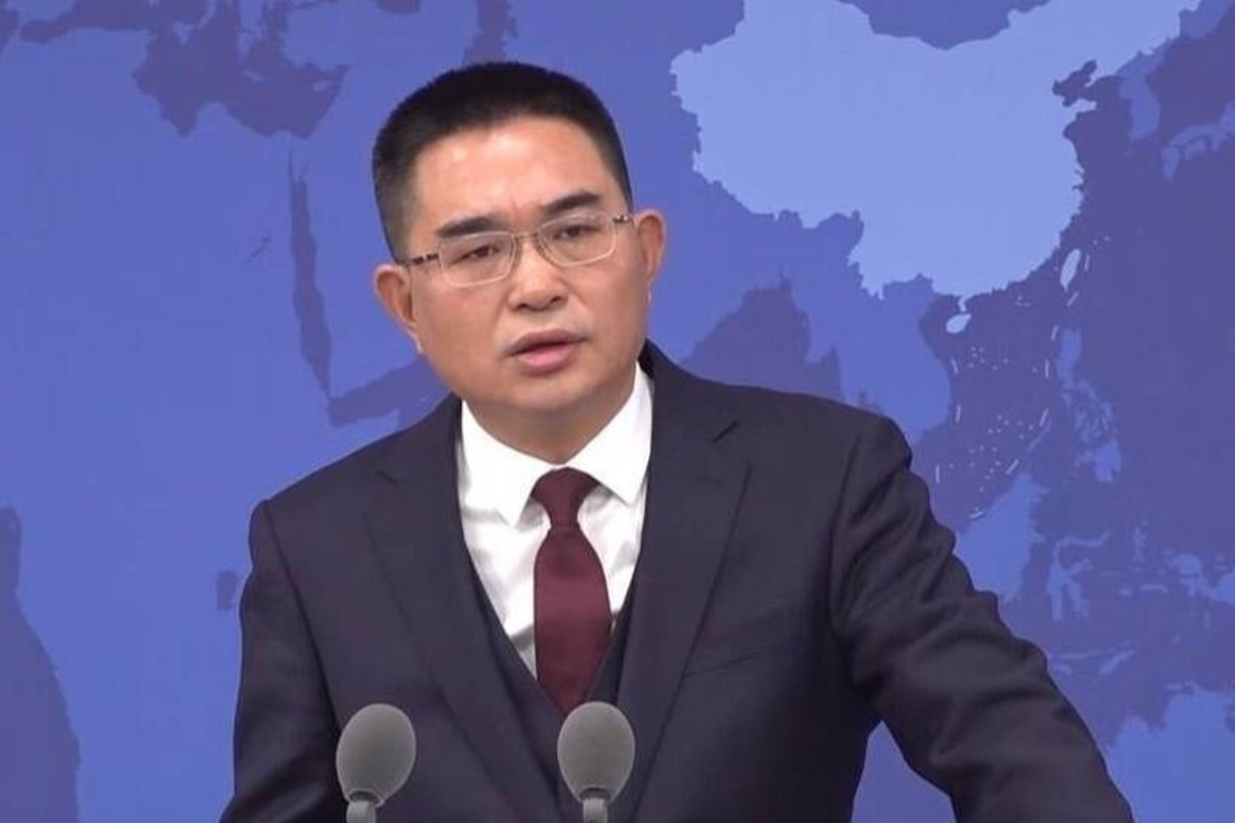 中國國台辦發言人陳斌華公開表示支持藍白刪除民進黨媒體宣傳費用,批評民進黨當局花民眾的錢洗民眾的腦,引來台灣網友熱議。(翻攝自國台辦直播)