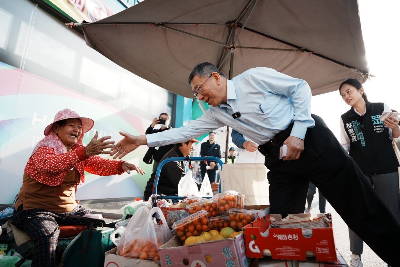 黃國昌卸任立委倒數之際,柯文哲接任民眾黨國家治理學院院長,重返黨職續掌白營主導權。(民眾黨提供)