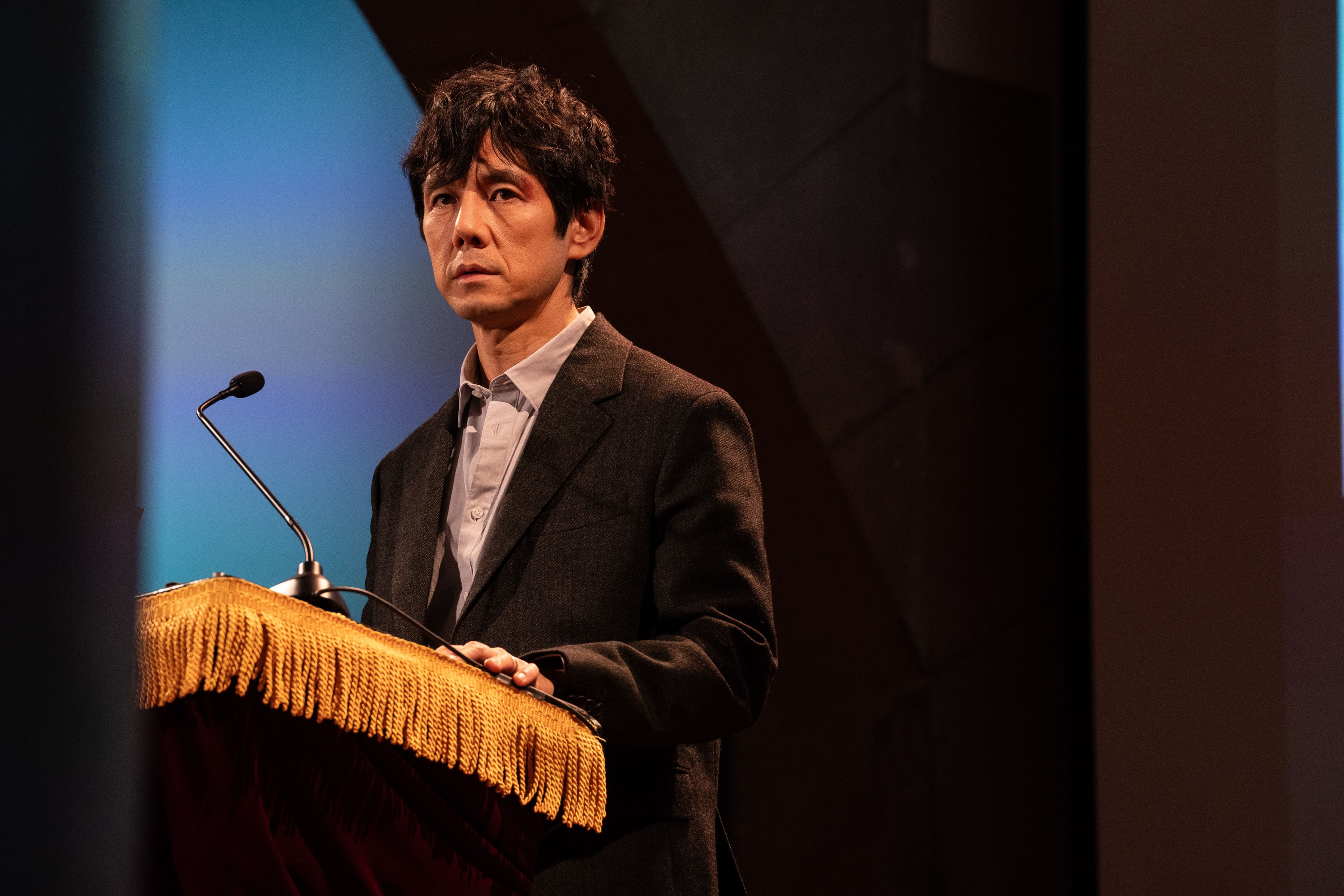 西島秀俊在《最親愛的陌生人》飾演沉迷於廢墟研究的日本籍學者丈夫賢治。（甲上提供）