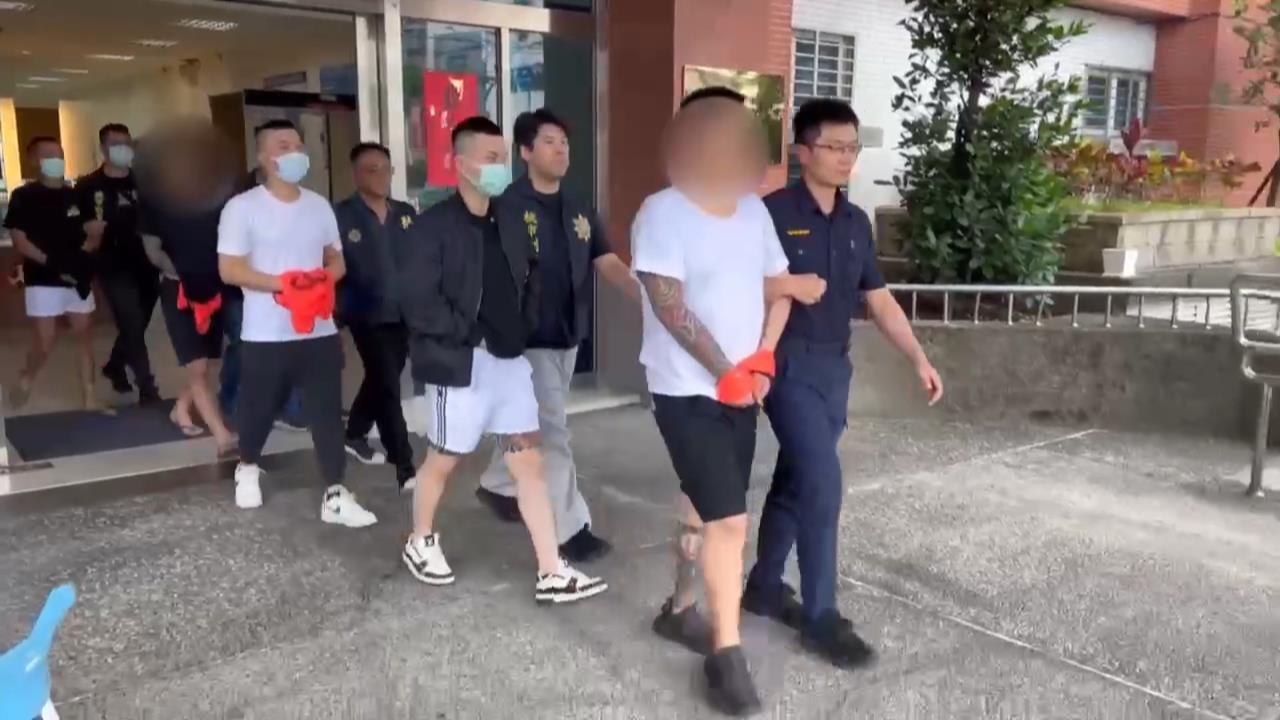 警方解送人犯。（警方提供）