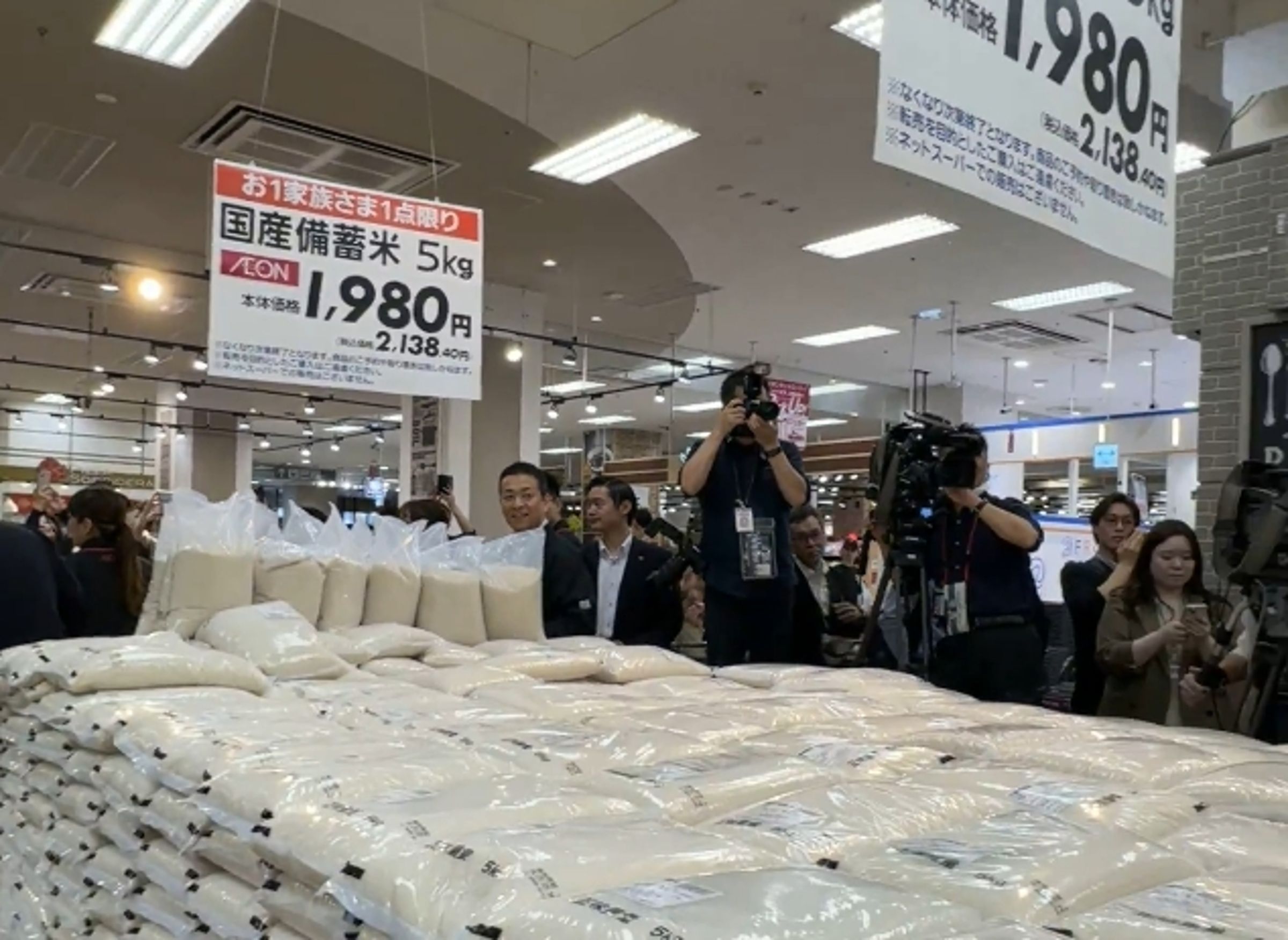 日本政府釋出大量的儲備米，堆滿通路場地。（翻攝自小泉進次郎X@shinjirokoiz）