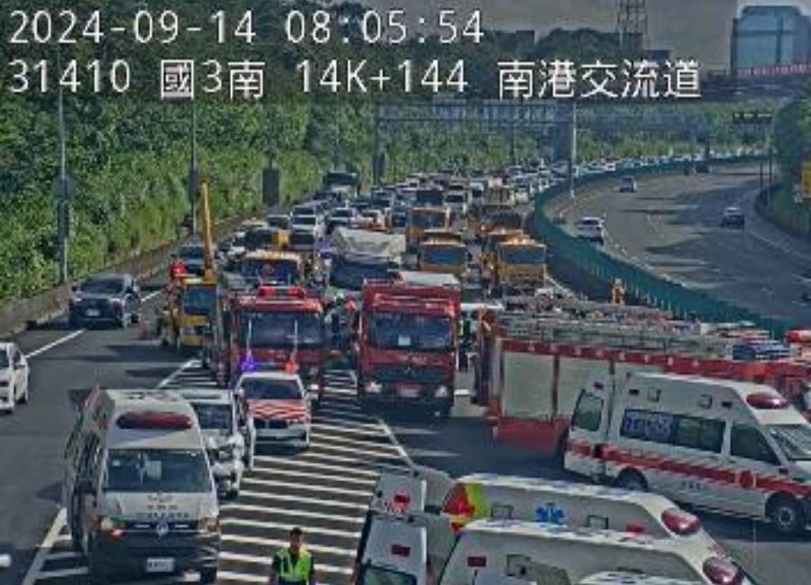 事故現場非常混亂，已派出4部消防車及6輛救護車待命。（翻攝自高速公路1968）